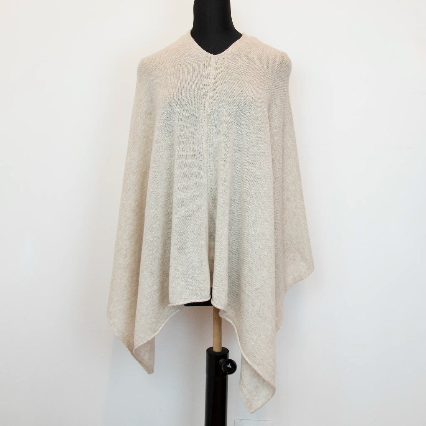 Mantellina in 100% cashmere beige, Made in Italy, praticità e comfort con tre diverse vestibilità per ogni esigenza.