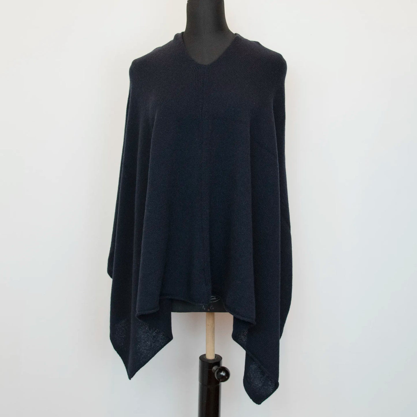 Mantellina in 100% cashmere blu, Made in Italy, praticità e comfort con tre diverse vestibilità per ogni esigenza.