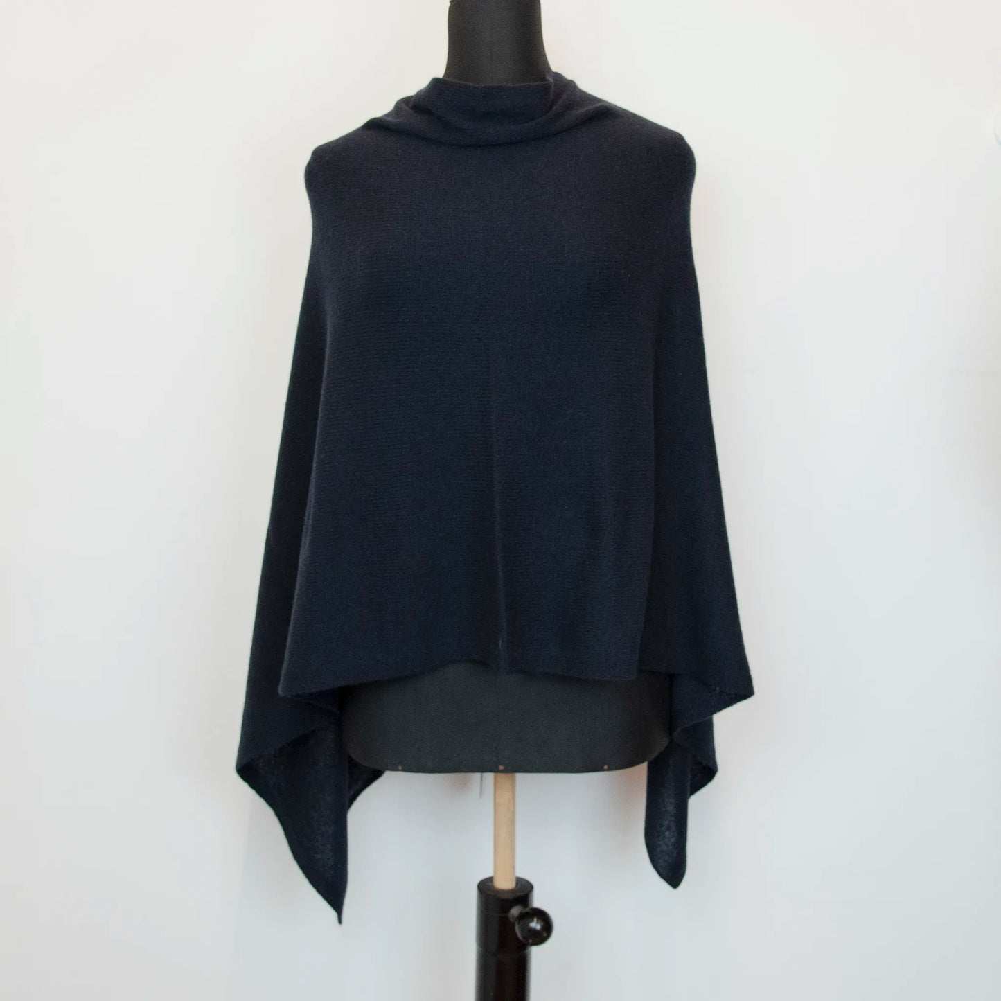Mantellina in 100% cashmere blu, Made in Italy, praticità e comfort con tre diverse vestibilità per ogni esigenza.