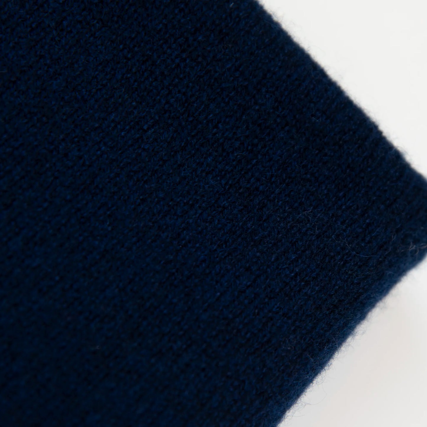Dettaglio e texture tessuto della mantellina in 100% cashmere blu, Made in Italy, praticità e comfort con tre diverse vestibilità per ogni esigenza.