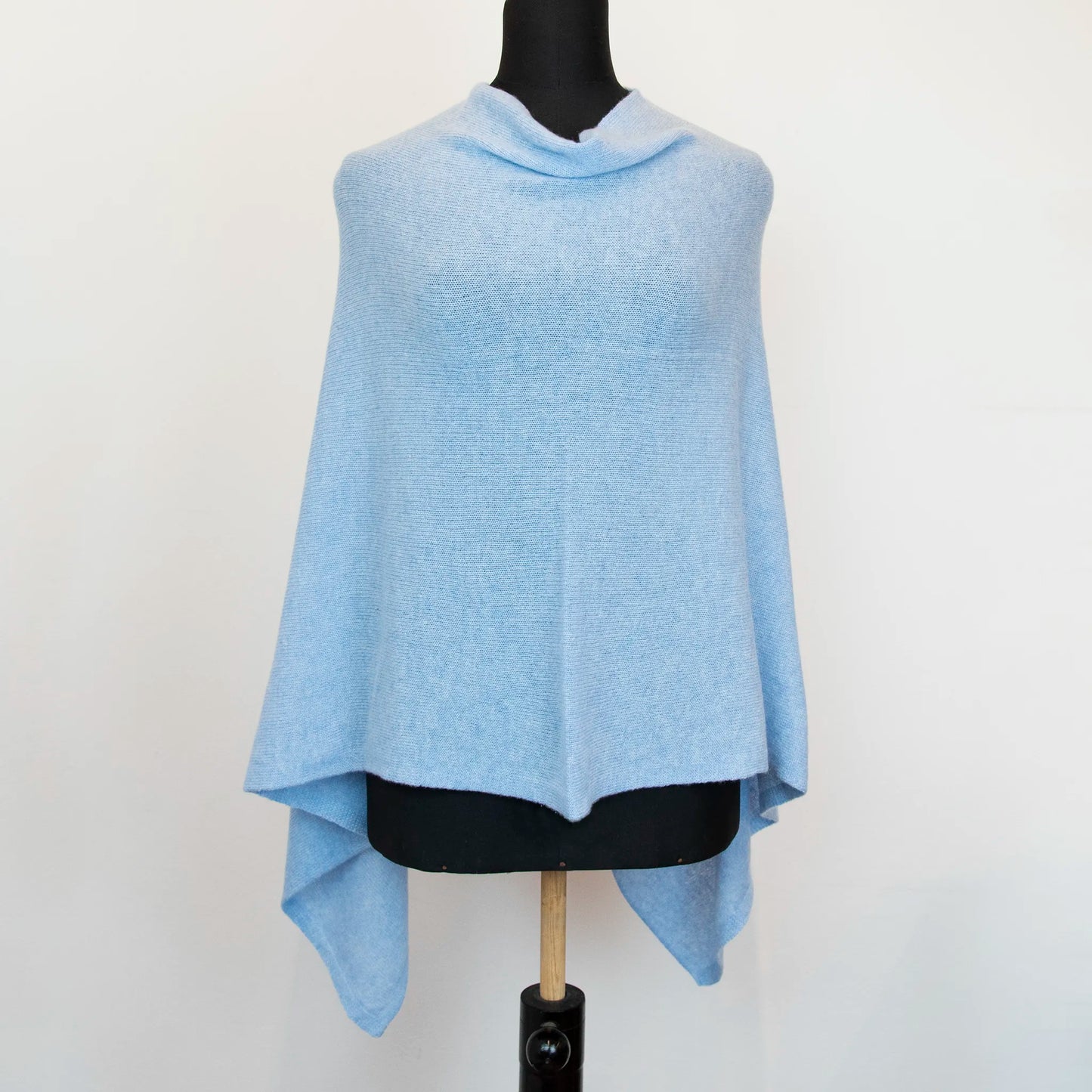 Mantellina in 100% cashmere celeste, Made in Italy, praticità e comfort con tre diverse vestibilità per ogni esigenza.