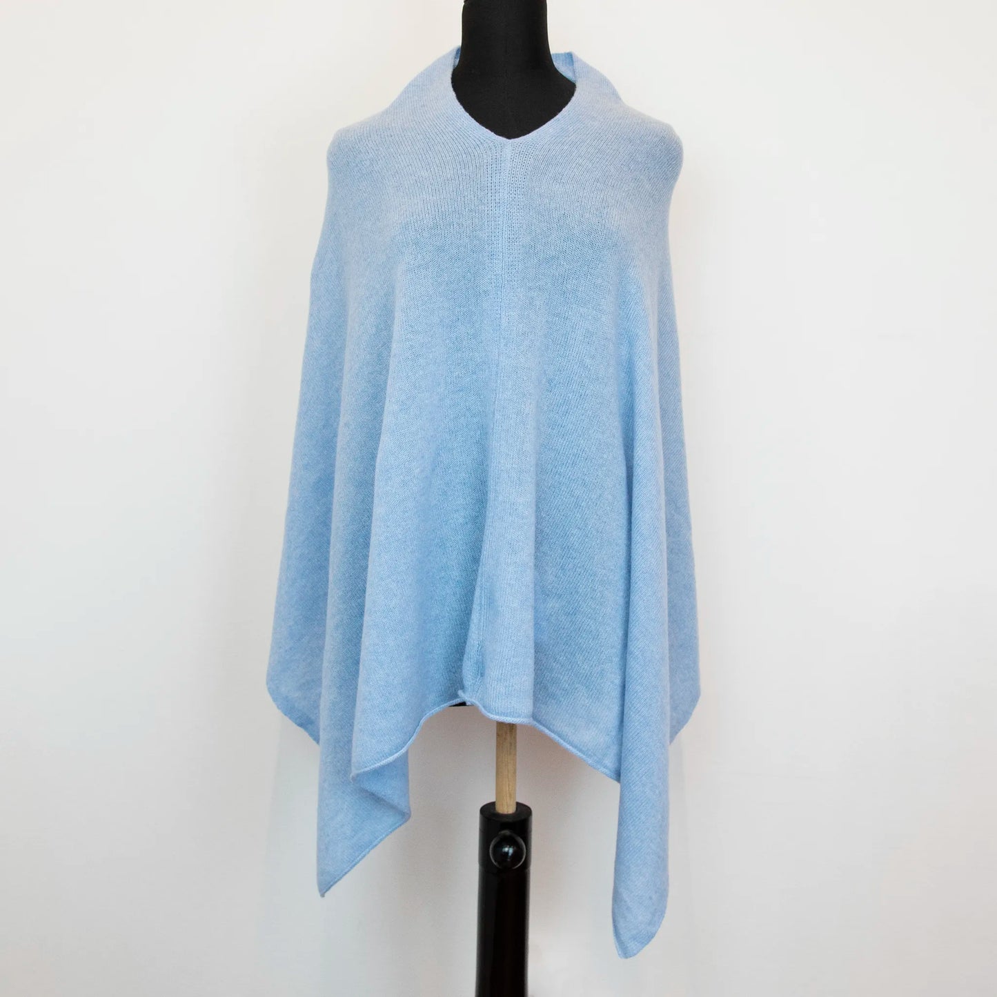 Mantellina in 100% cashmere celeste, Made in Italy, praticità e comfort con tre diverse vestibilità per ogni esigenza.