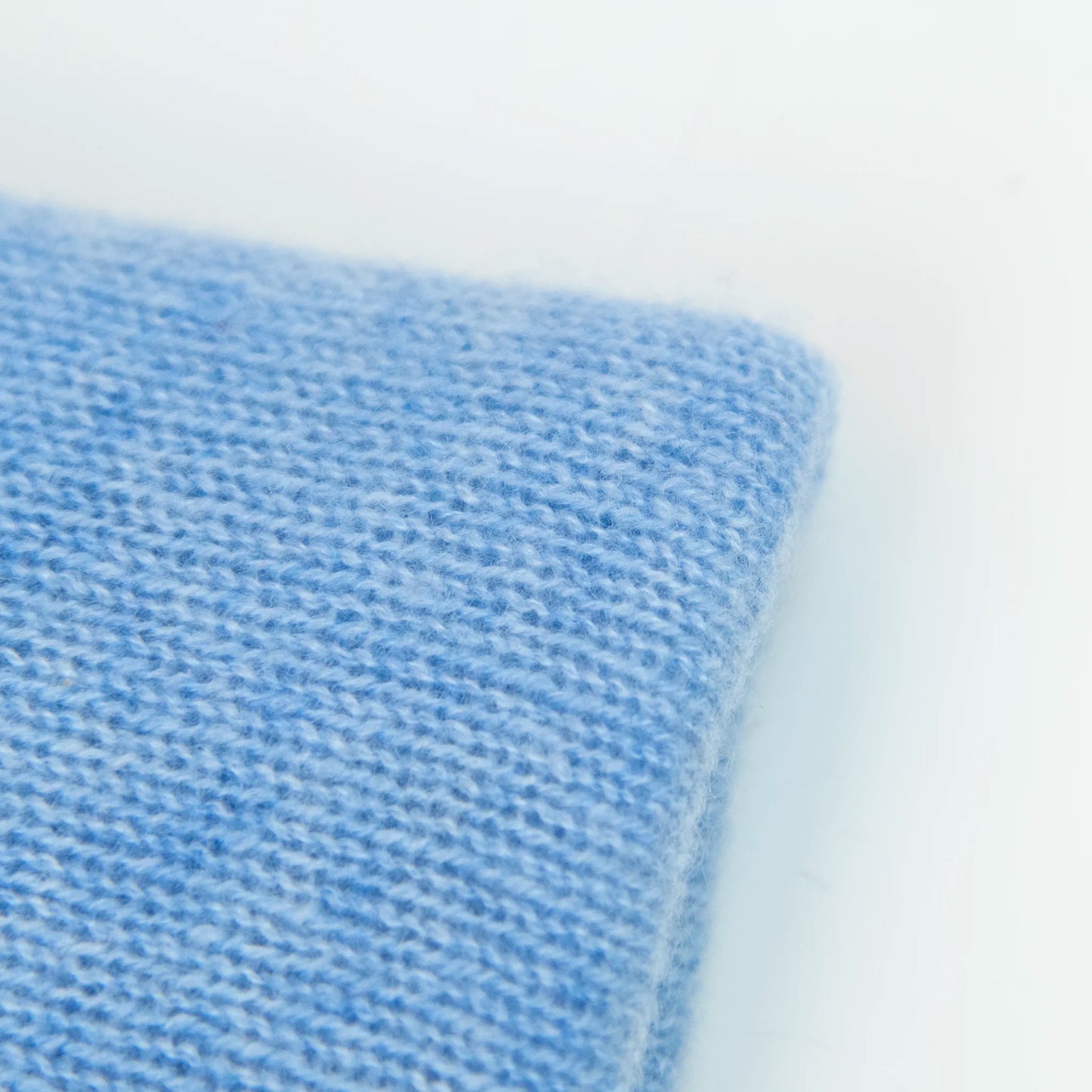 Dettaglio e texture tessuto della Mantellina in 100% cashmere celeste, Made in Italy, praticità e comfort con tre diverse vestibilità per ogni esigenza.