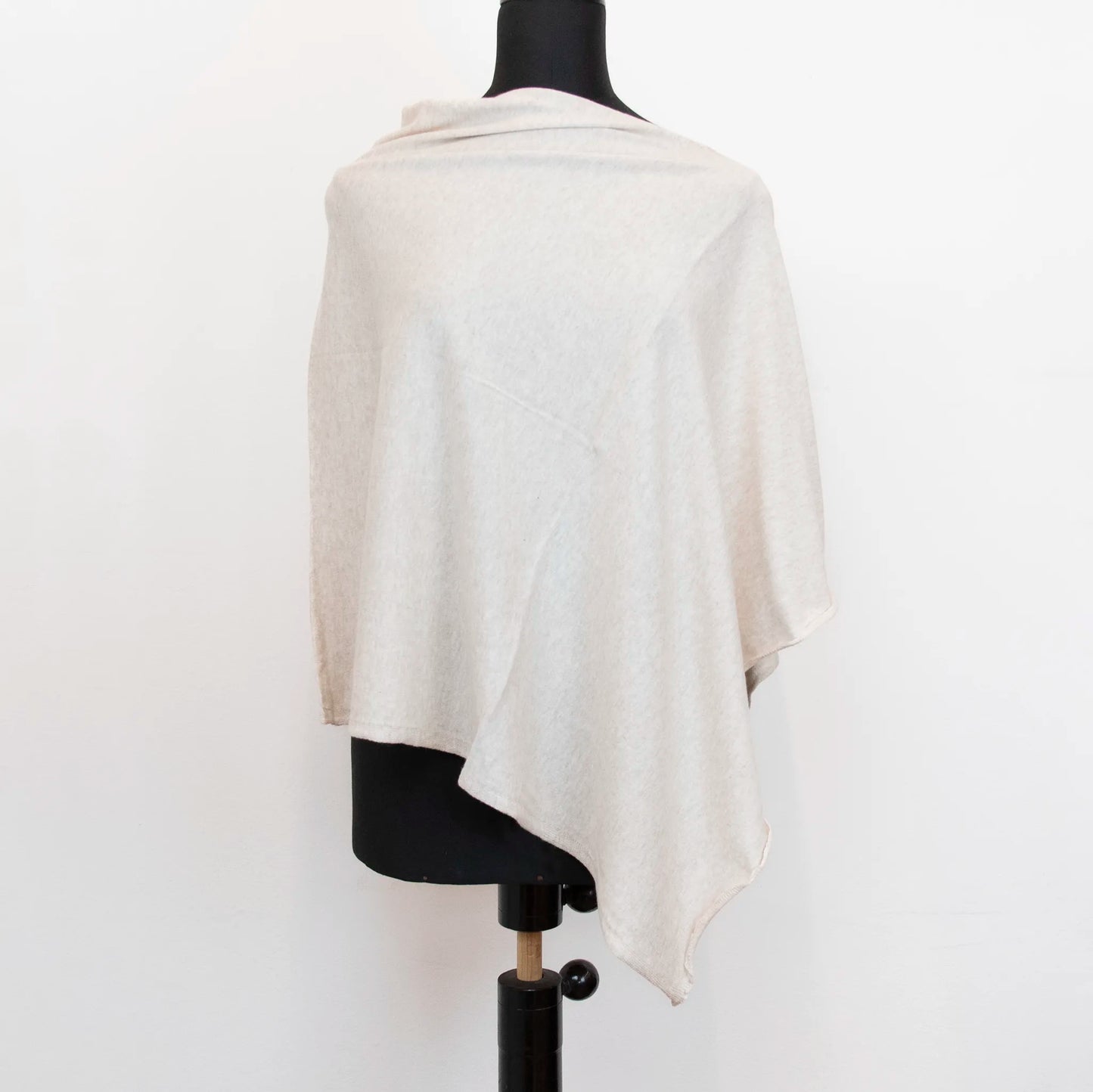 Mantellina in cashmere e cotone beige, Made in Italy, praticità e comfort con tre diverse vestibilità per ogni esigenza.