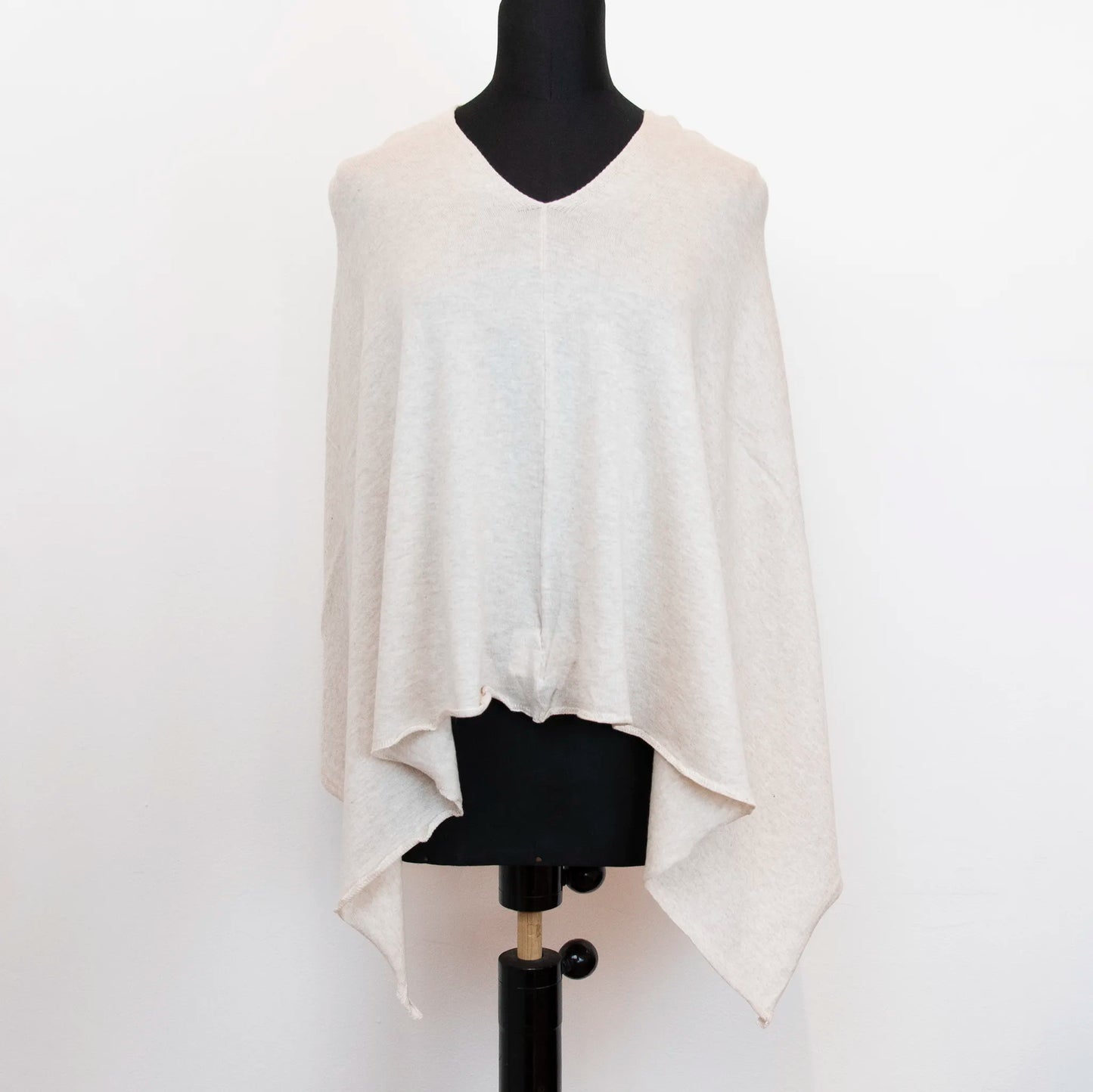 Mantellina in cashmere e cotone beige, Made in Italy, praticità e comfort con tre diverse vestibilità per ogni esigenza.