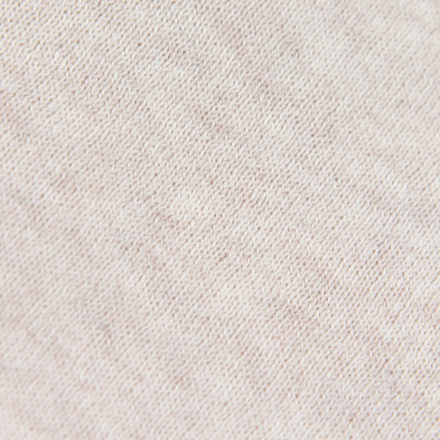 Dettagli e texture tessuto della mantellina in cashmere e cotone beige, Made in Italy, praticità e comfort con tre diverse vestibilità per ogni esigenza.