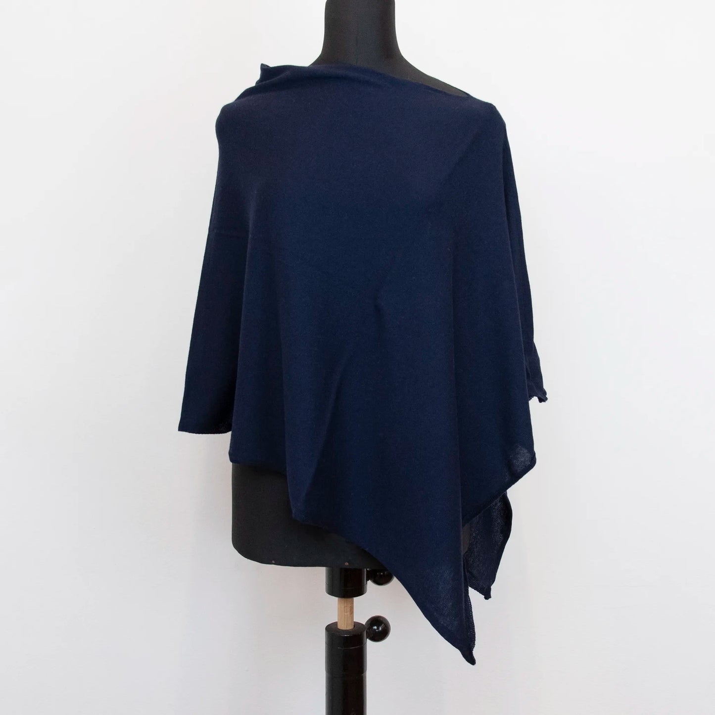 Mantellina in cashmere e cotone blu, Made in Italy, praticità e comfort con tre diverse vestibilità per ogni esigenza.