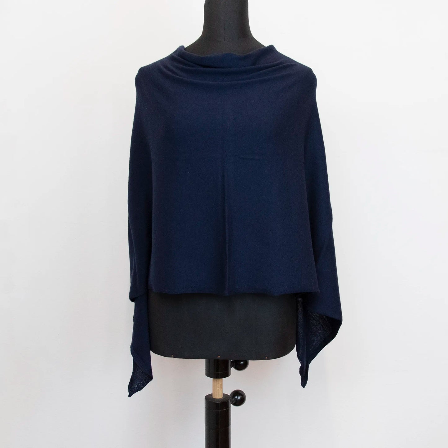 Mantellina in cashmere e cotone blu, Made in Italy, praticità e comfort con tre diverse vestibilità per ogni esigenza.