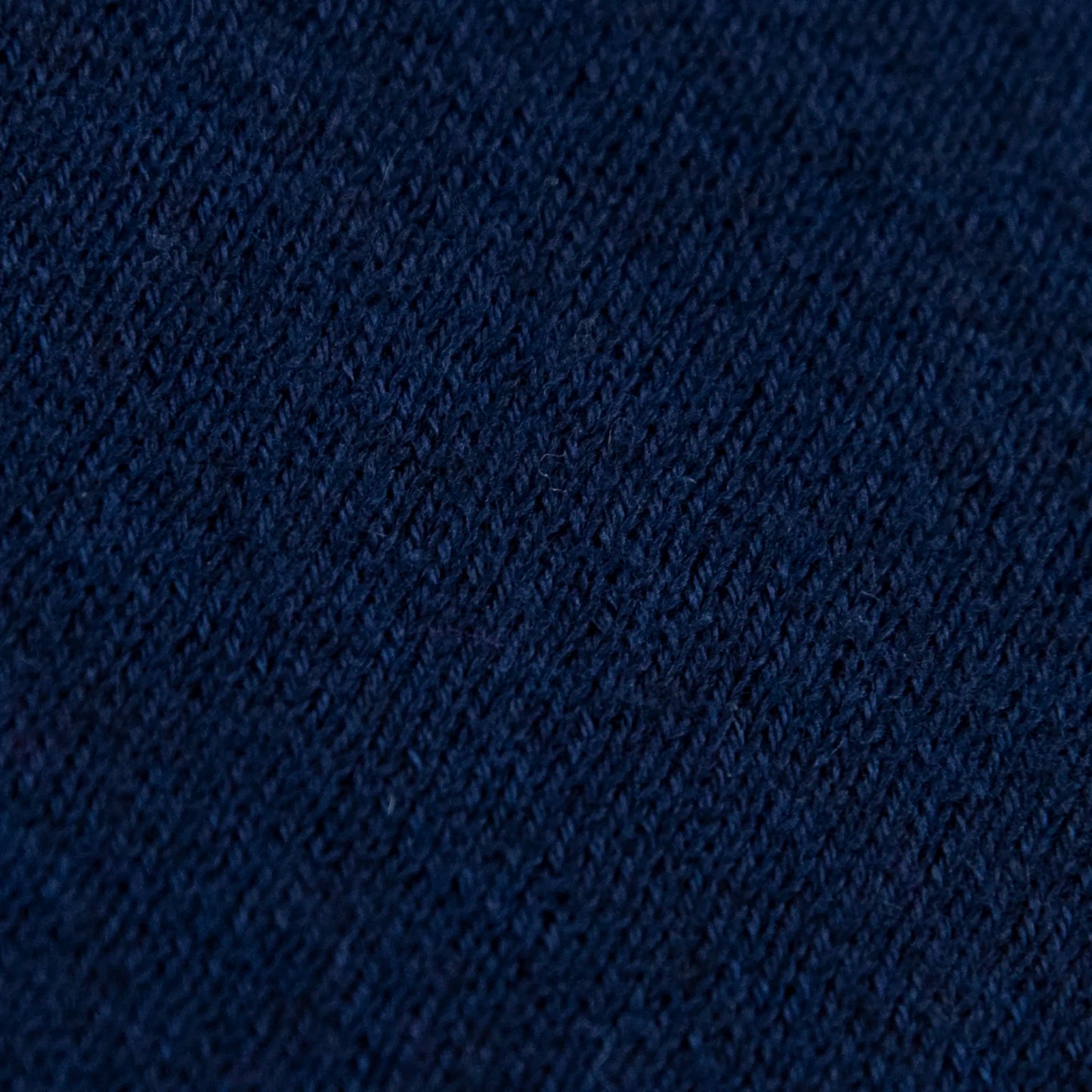 Dettagli e texture tessuto della mantellina in cashmere e cotone blu, Made in Italy, praticità e comfort con tre diverse vestibilità per ogni esigenza.
