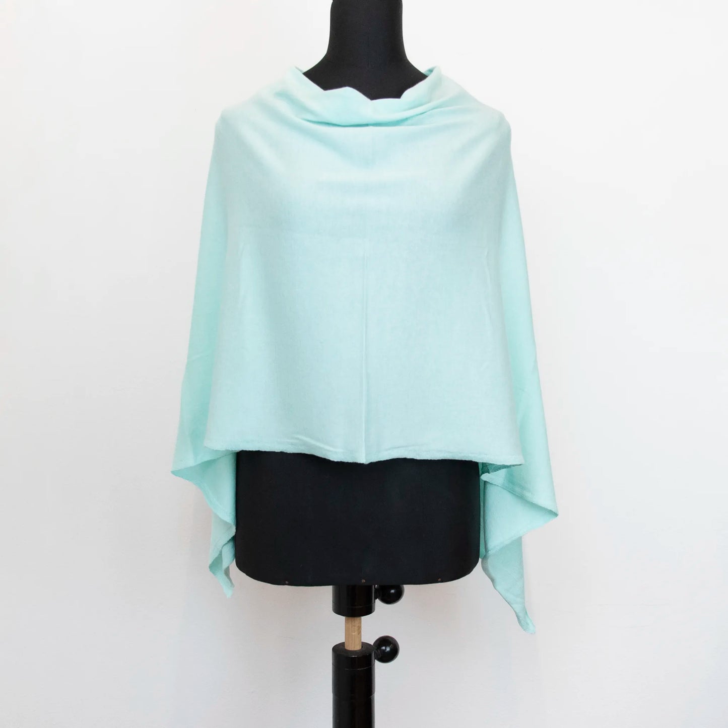 Mantellina in cashmere e cotone verde acqua, Made in Italy, praticità e comfort con tre diverse vestibilità per ogni esigenza.
