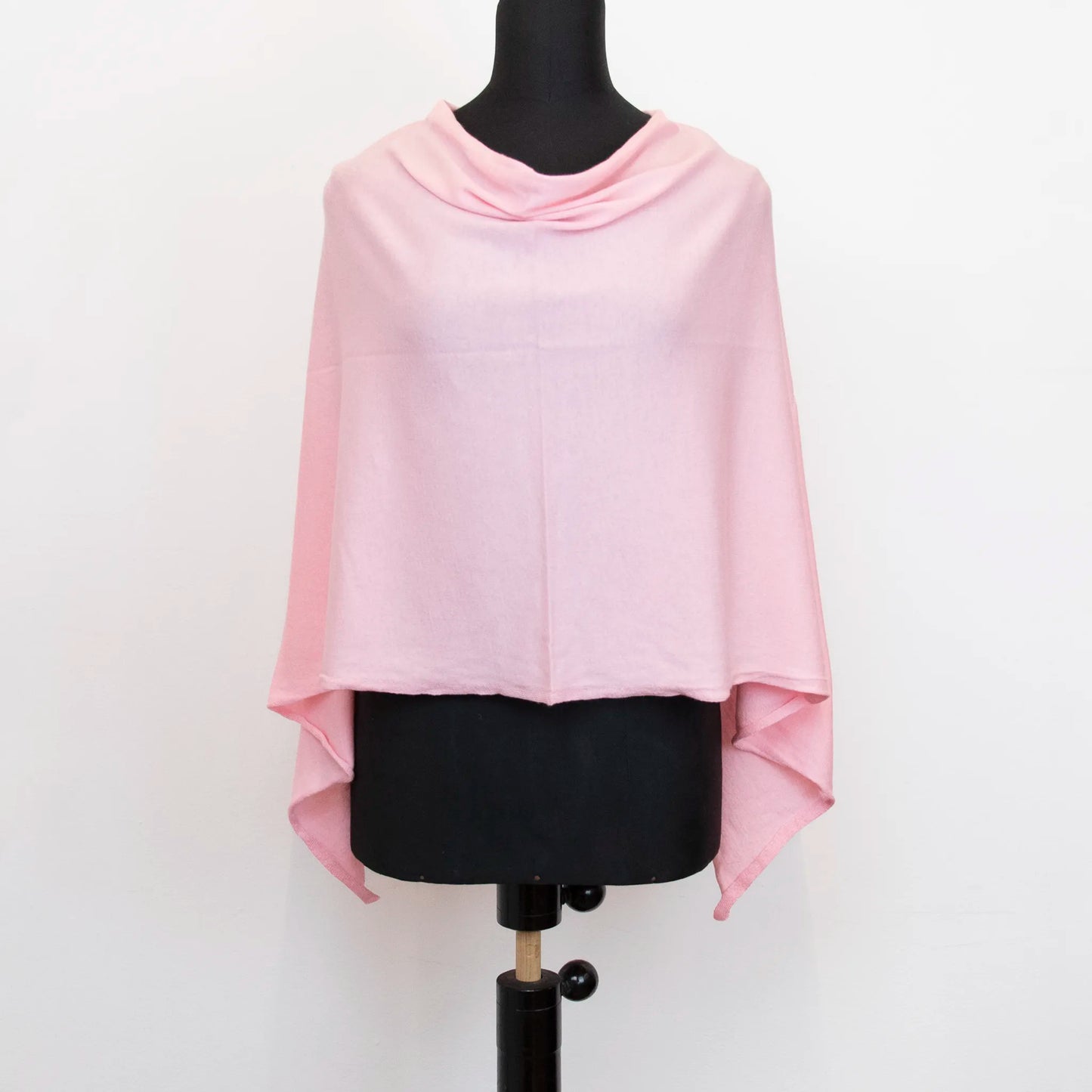 Mantellina in cashmere e cotone rosa, Made in Italy, praticità e comfort con tre diverse vestibilità per ogni esigenza.