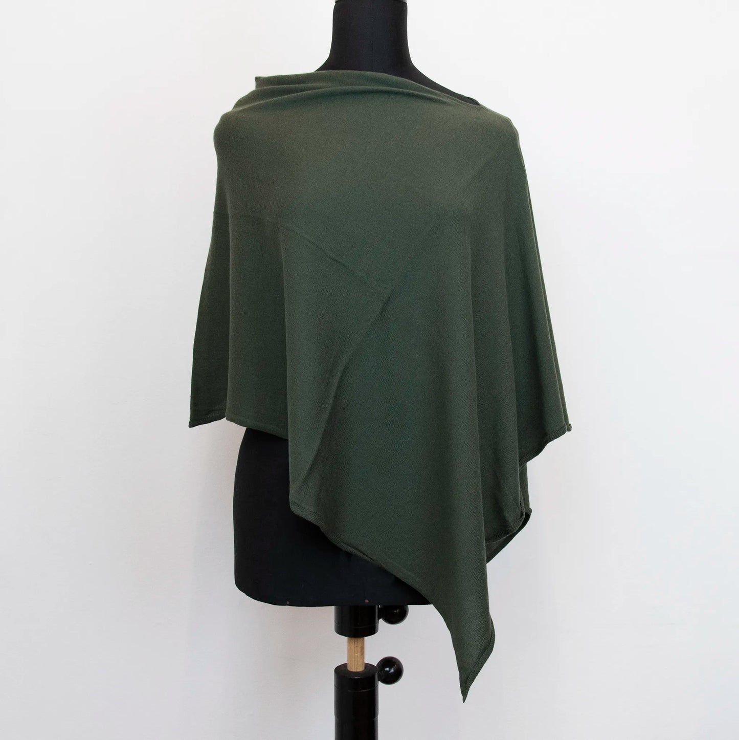 Mantellina in cashmere e cotone verde, Made in Italy, praticità e comfort con tre diverse vestibilità per ogni esigenza.