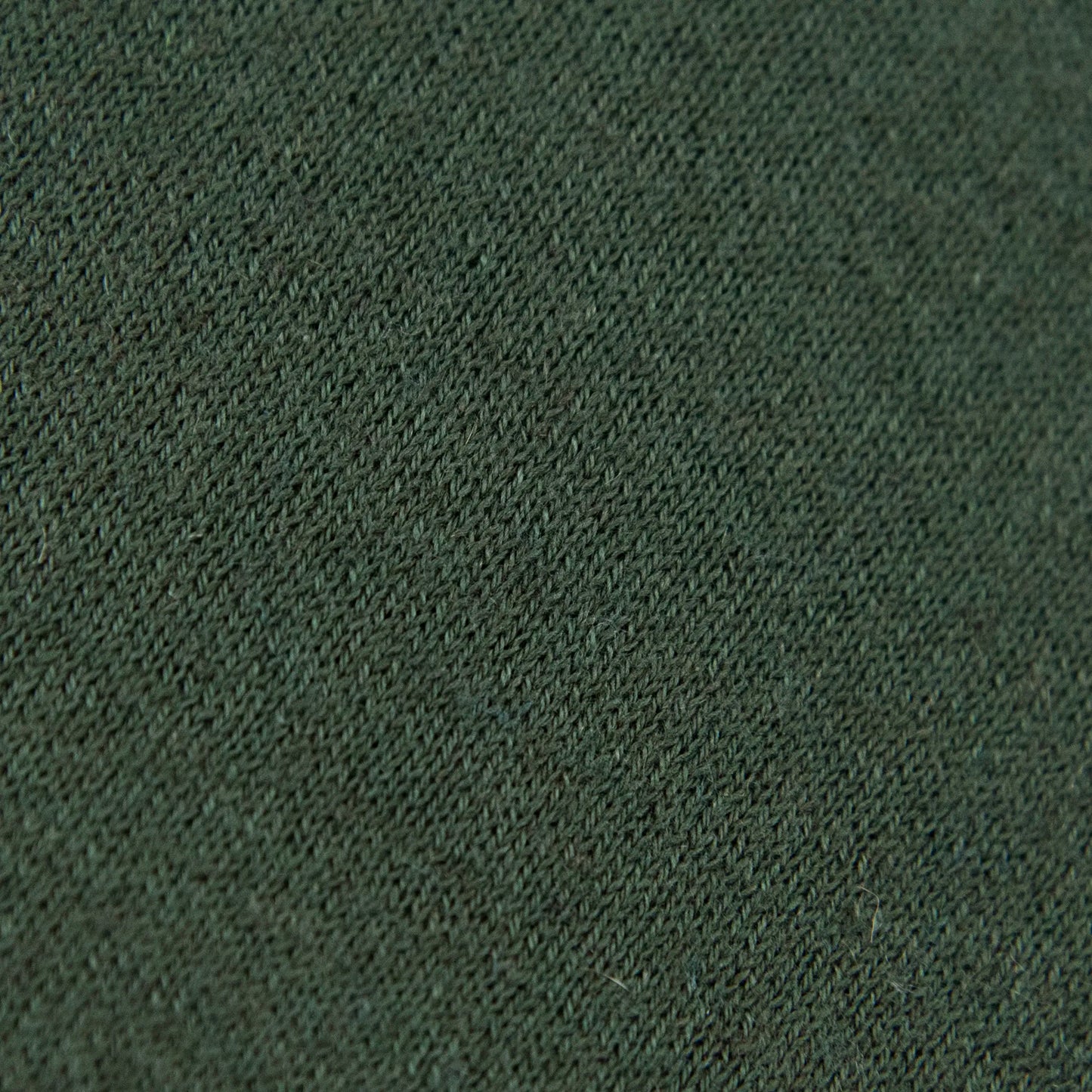 Dettagli e texture tessuto della mantellina in cashmere e cotone verde, Made in Italy, praticità e comfort con tre diverse vestibilità per ogni esigenza.