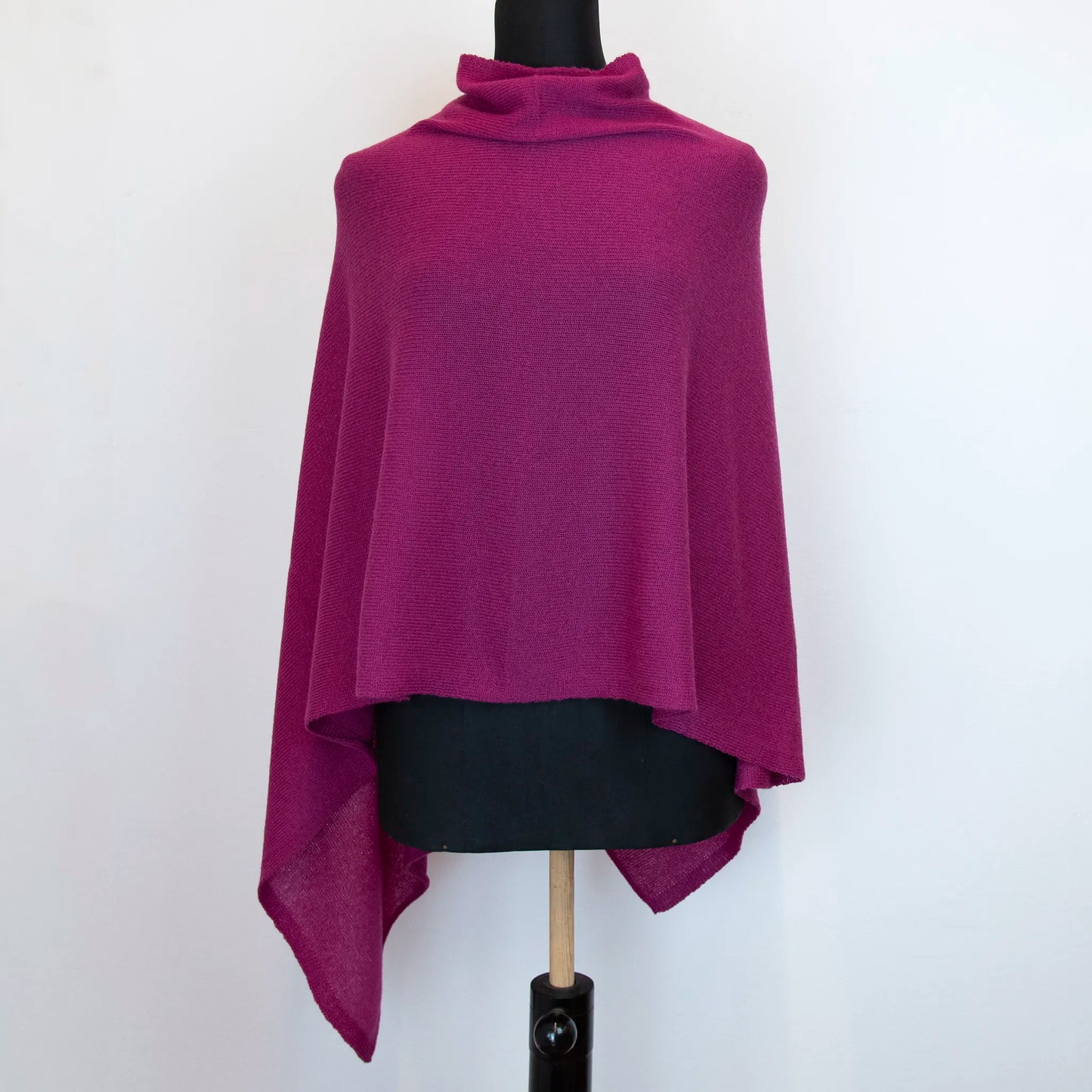 Mantellina in 100% cashmere viola, Made in Italy, praticità e comfort con tre diverse vestibilità per ogni esigenza.