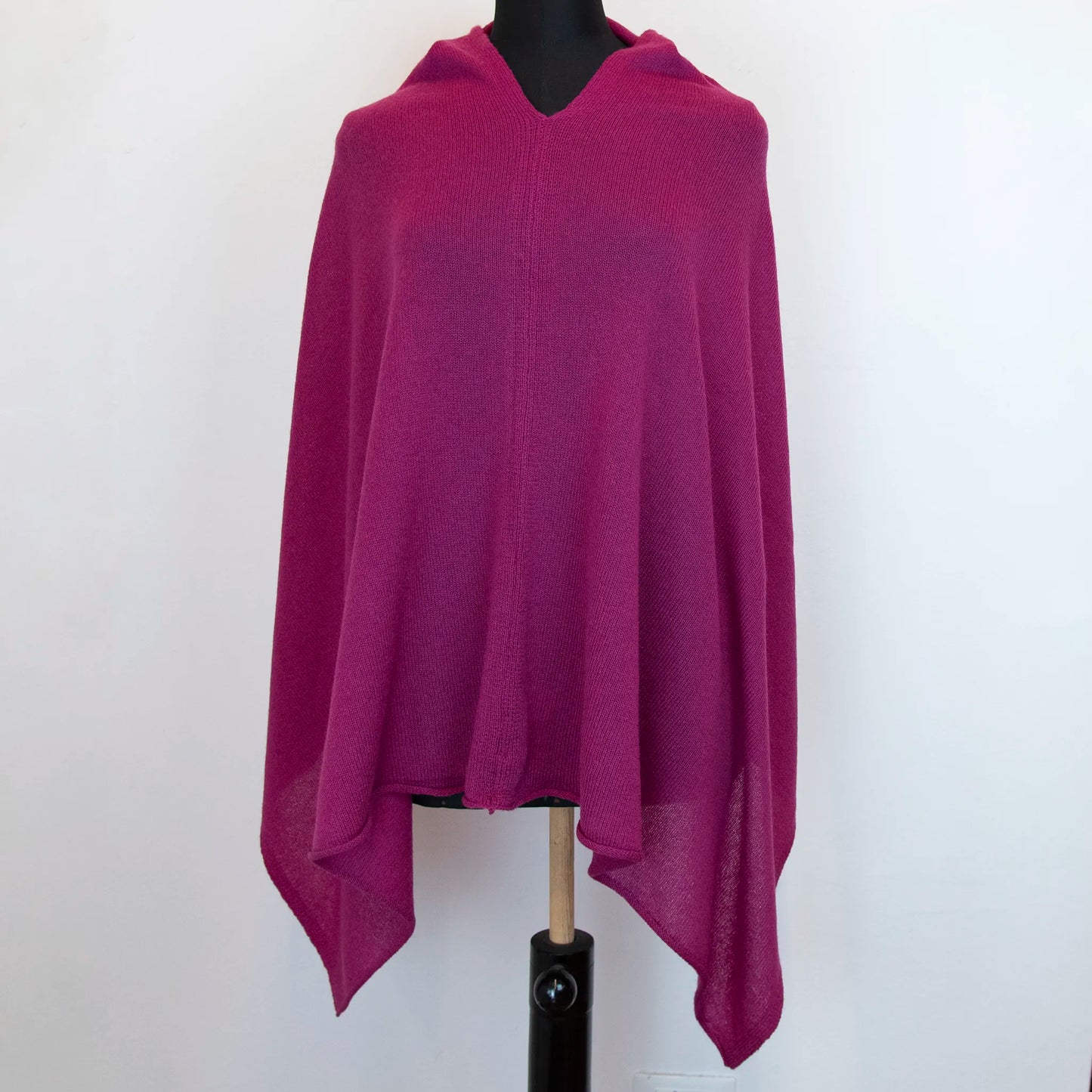 Mantellina in 100% cashmere viola, Made in Italy, praticità e comfort con tre diverse vestibilità per ogni esigenza.