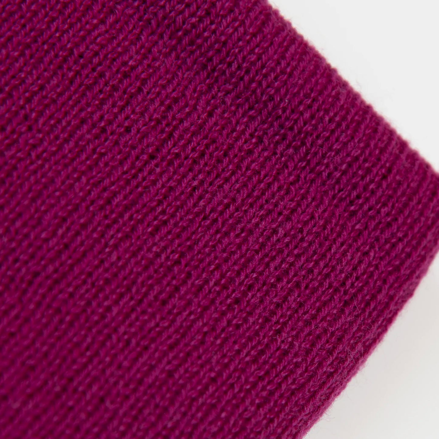 Dettaglio e texture tessuto della mantellina in 100% cashmere viola, Made in Italy, praticità e comfort con tre diverse vestibilità per ogni esigenza.