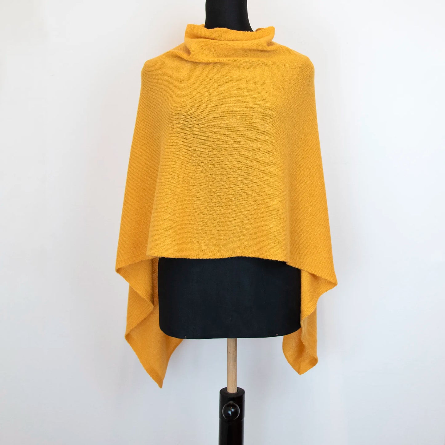 Mantellina in 100% cashmere gialla, Made in Italy, praticità e comfort con tre diverse vestibilità per ogni esigenza.