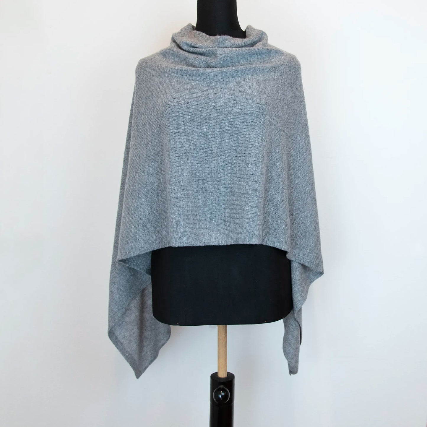 Mantellina in 100% cashmere grigia, Made in Italy, praticità e comfort con tre diverse vestibilità per ogni esigenza.