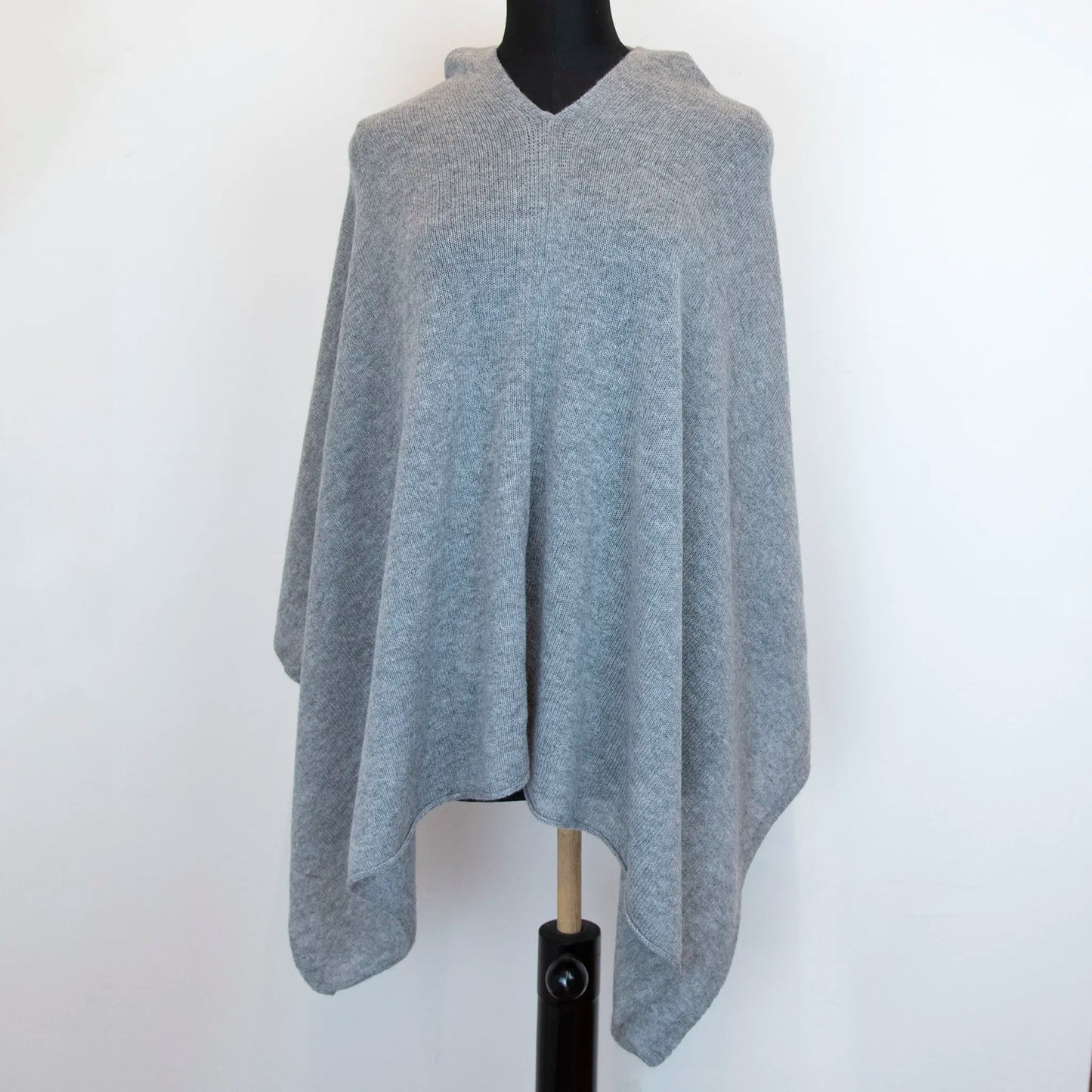 Mantellina in 100% cashmere grigia, Made in Italy, praticità e comfort con tre diverse vestibilità per ogni esigenza.