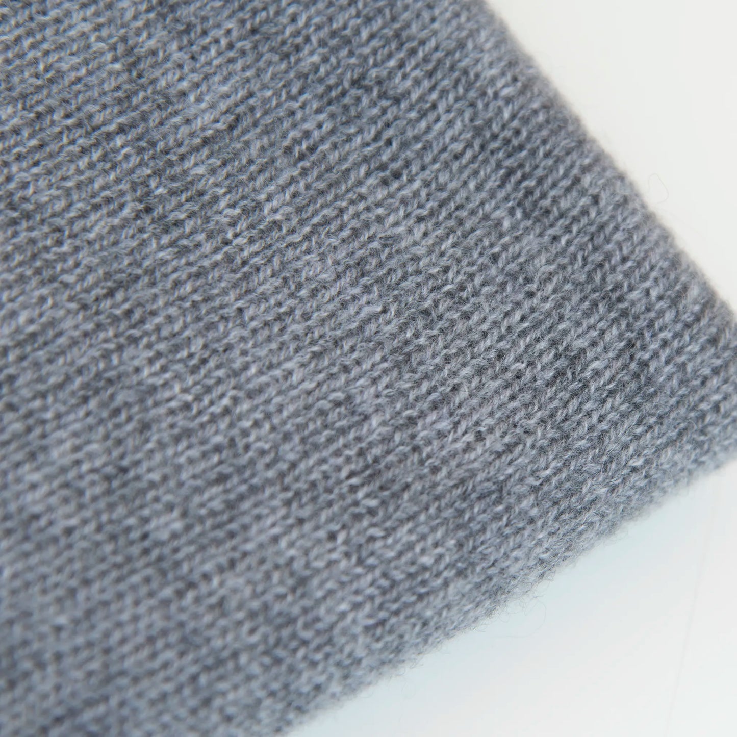 Dettaglio e texture tessuto della mantellina in 100% cashmere grigia, Made in Italy, praticità e comfort con tre diverse vestibilità per ogni esigenza.