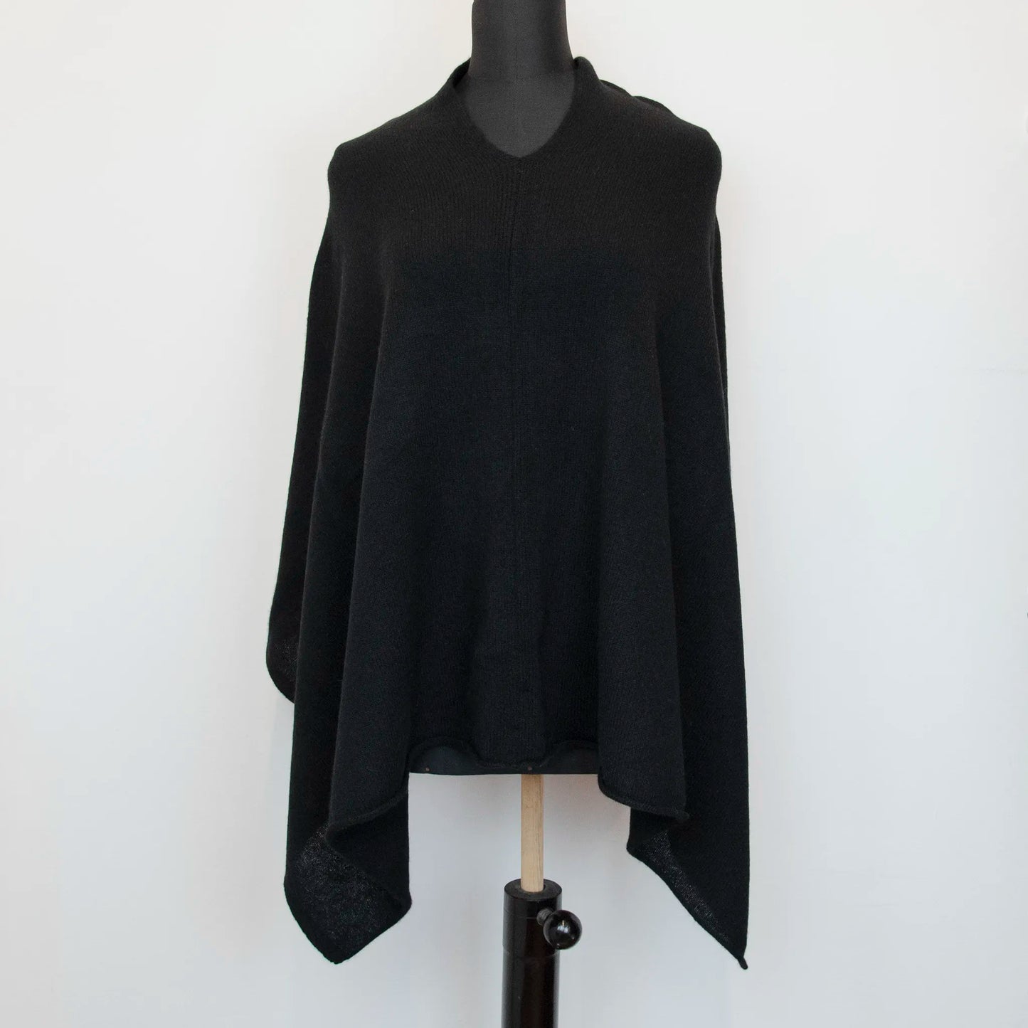 Mantellina in 100% cashmere grigia, Made in Italy, praticità e comfort con tre diverse vestibilità per ogni esigenza.