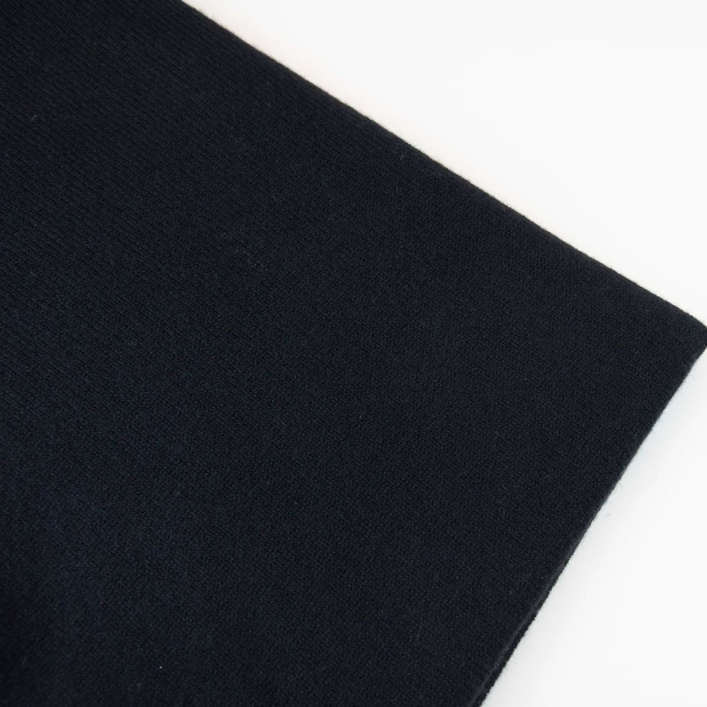 Dettaglio e texture tessuto della mantellina in 100% cashmere grigia, Made in Italy, praticità e comfort con tre diverse vestibilità per ogni esigenza.
