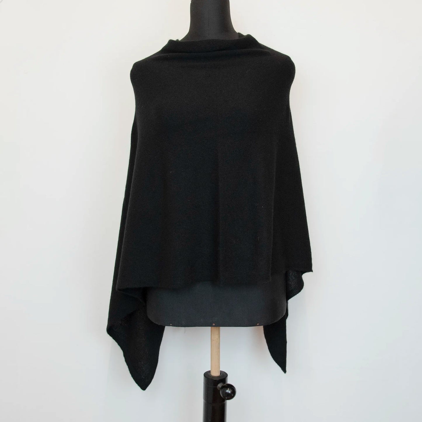 Mantellina in 100% cashmere grigia, Made in Italy, praticità e comfort con tre diverse vestibilità per ogni esigenza.