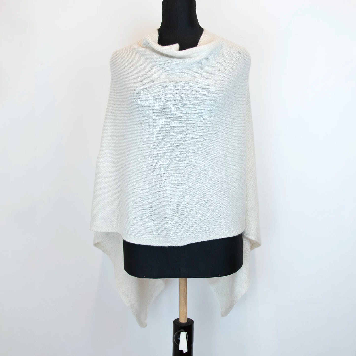Mantellina in 100% cashmere panna, Made in Italy, pratica e confortevole, con tre diverse vestibilità per adattarsi a ogni occasione.