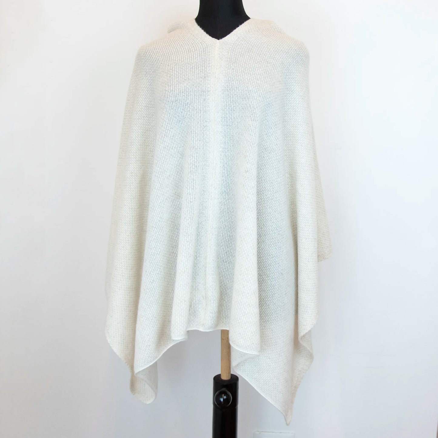 Mantellina in 100% cashmere panna, Made in Italy, pratica e confortevole, con tre diverse vestibilità per adattarsi a ogni occasione.