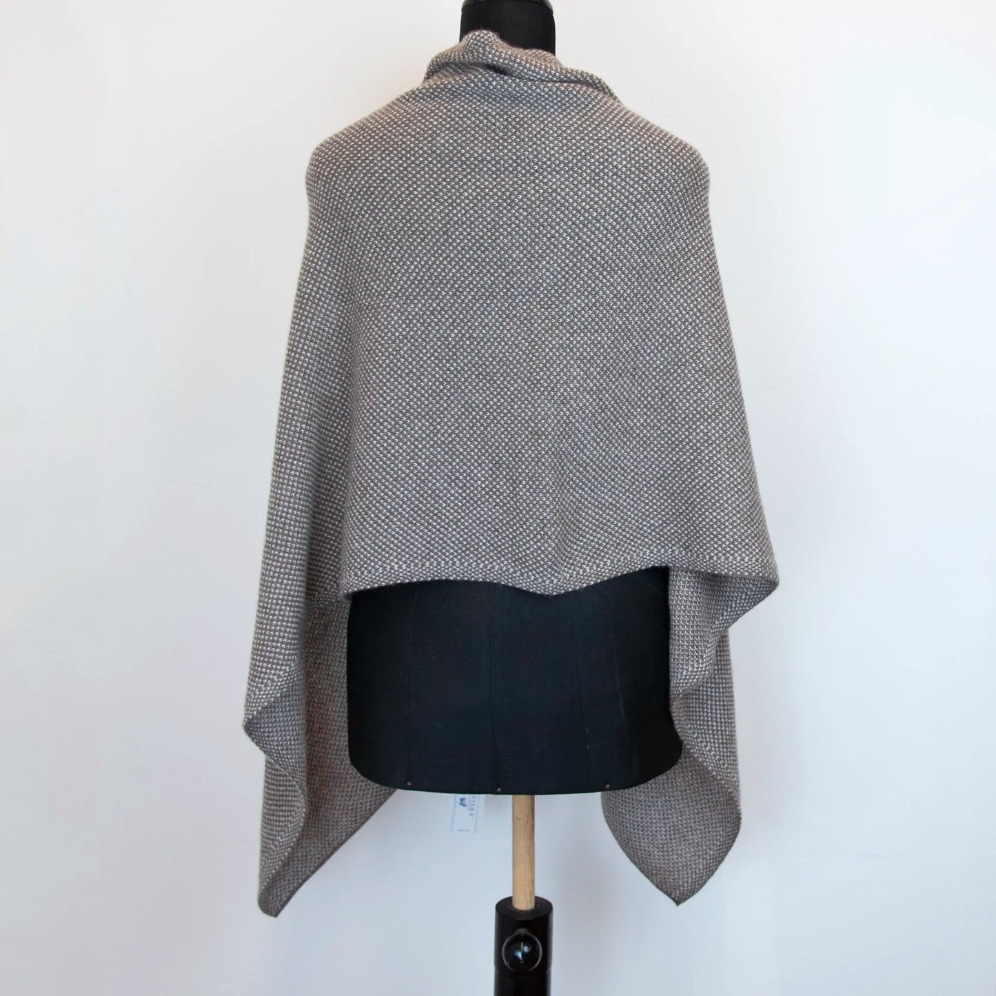 Mantellina in 100% cashmere marrone e beige, Made in Italy, pratica e confortevole, con tre diverse vestibilità per adattarsi a ogni occasione.