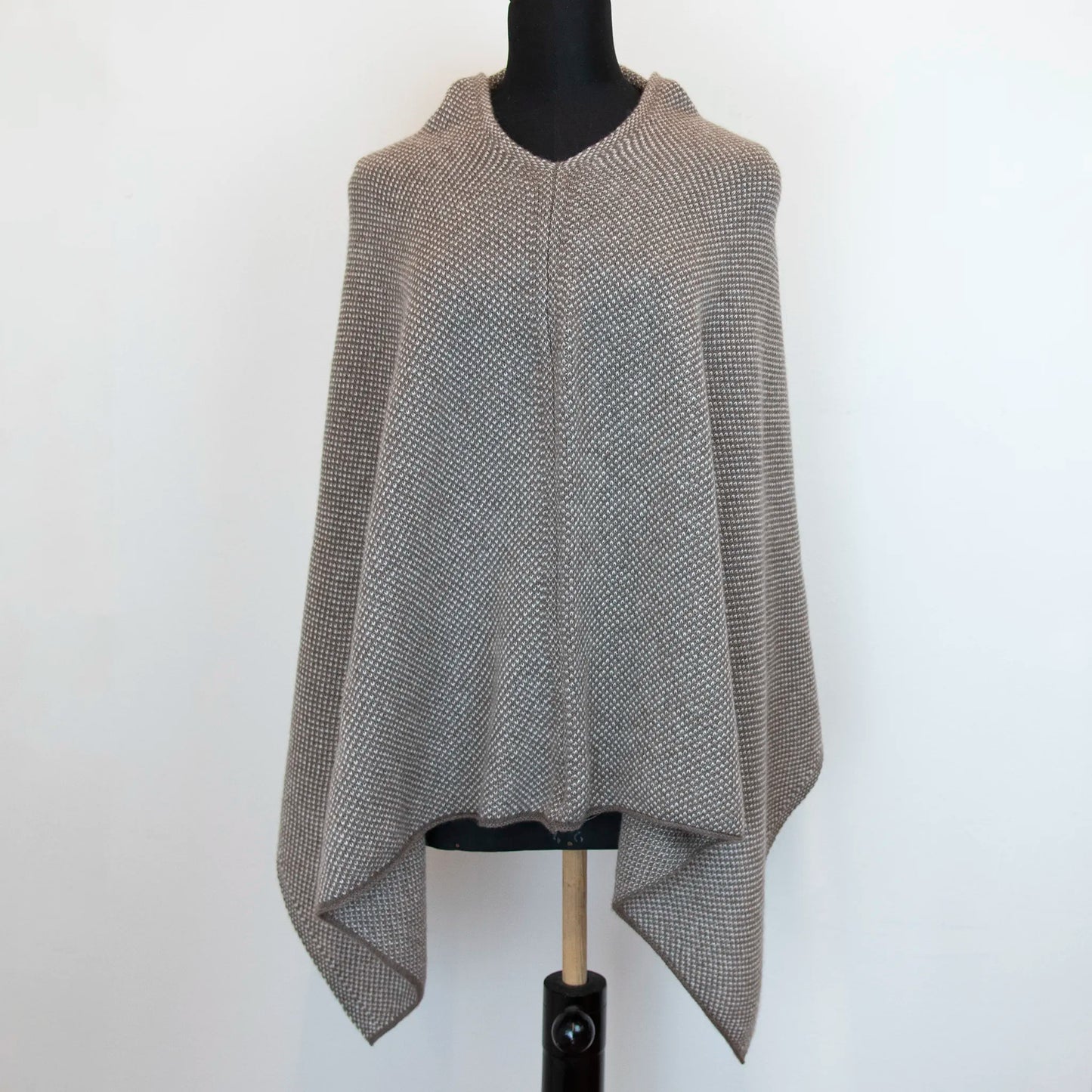 Mantellina in 100% cashmere marrone e beige, Made in Italy, pratica e confortevole, con tre diverse vestibilità per adattarsi a ogni occasione.