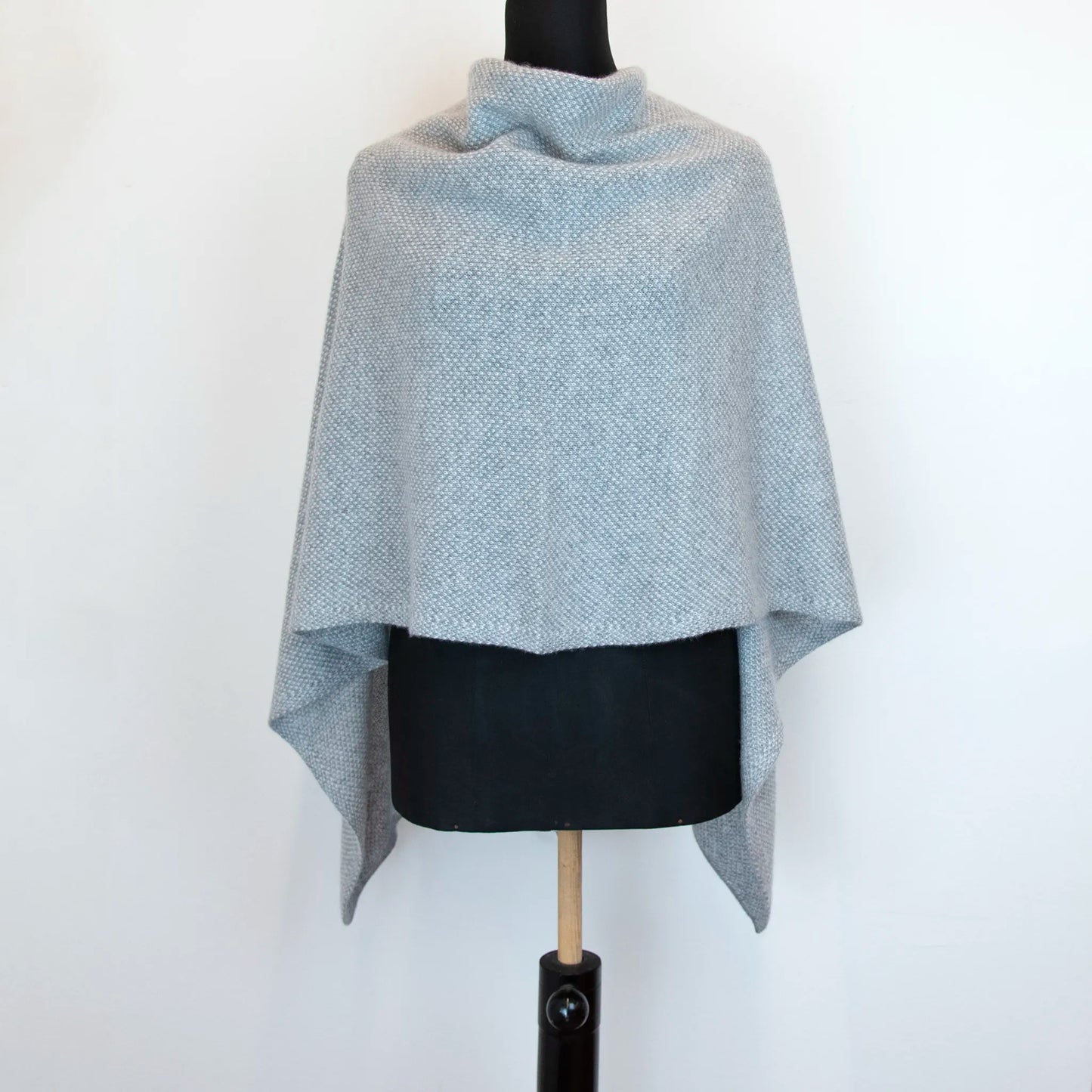 Mantellina in 100% cashmere grigia, Made in Italy, pratica e confortevole, con tre diverse vestibilità per adattarsi a ogni occasione.