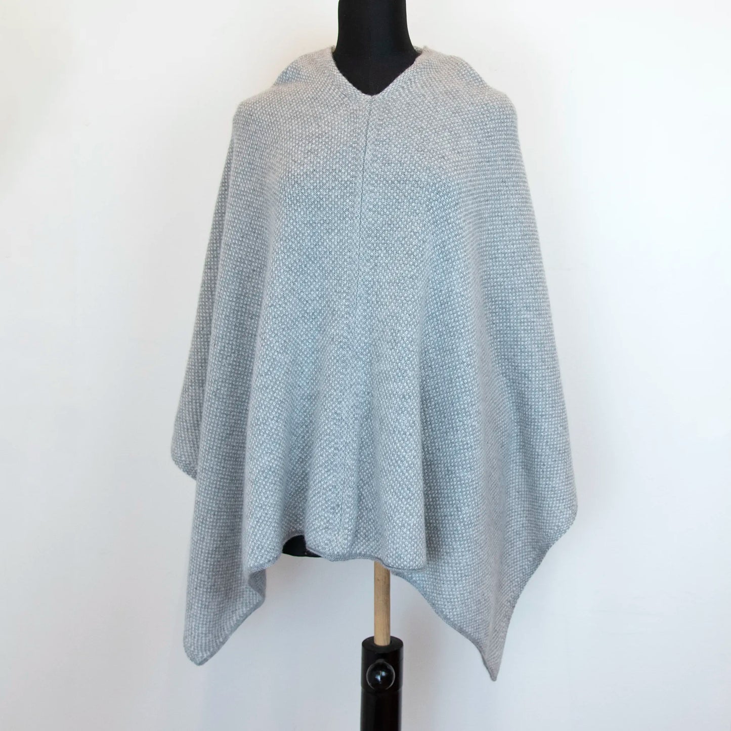 Mantellina in 100% cashmere grigia, Made in Italy, pratica e confortevole, con tre diverse vestibilità per adattarsi a ogni occasione.