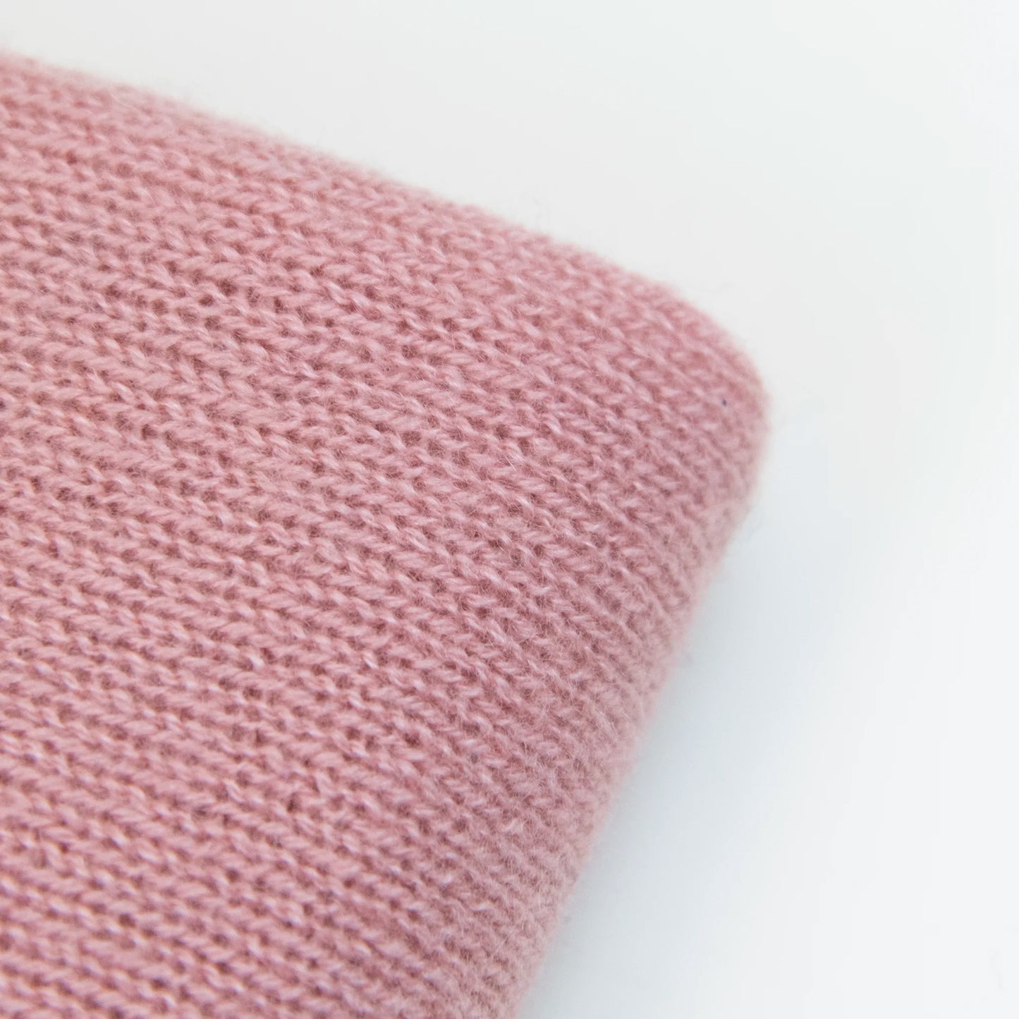 Dettaglio e texture tessuto della Mantellina in 100% cashmere rosa, Made in Italy, praticità e comfort con tre diverse vestibilità per ogni esigenza.