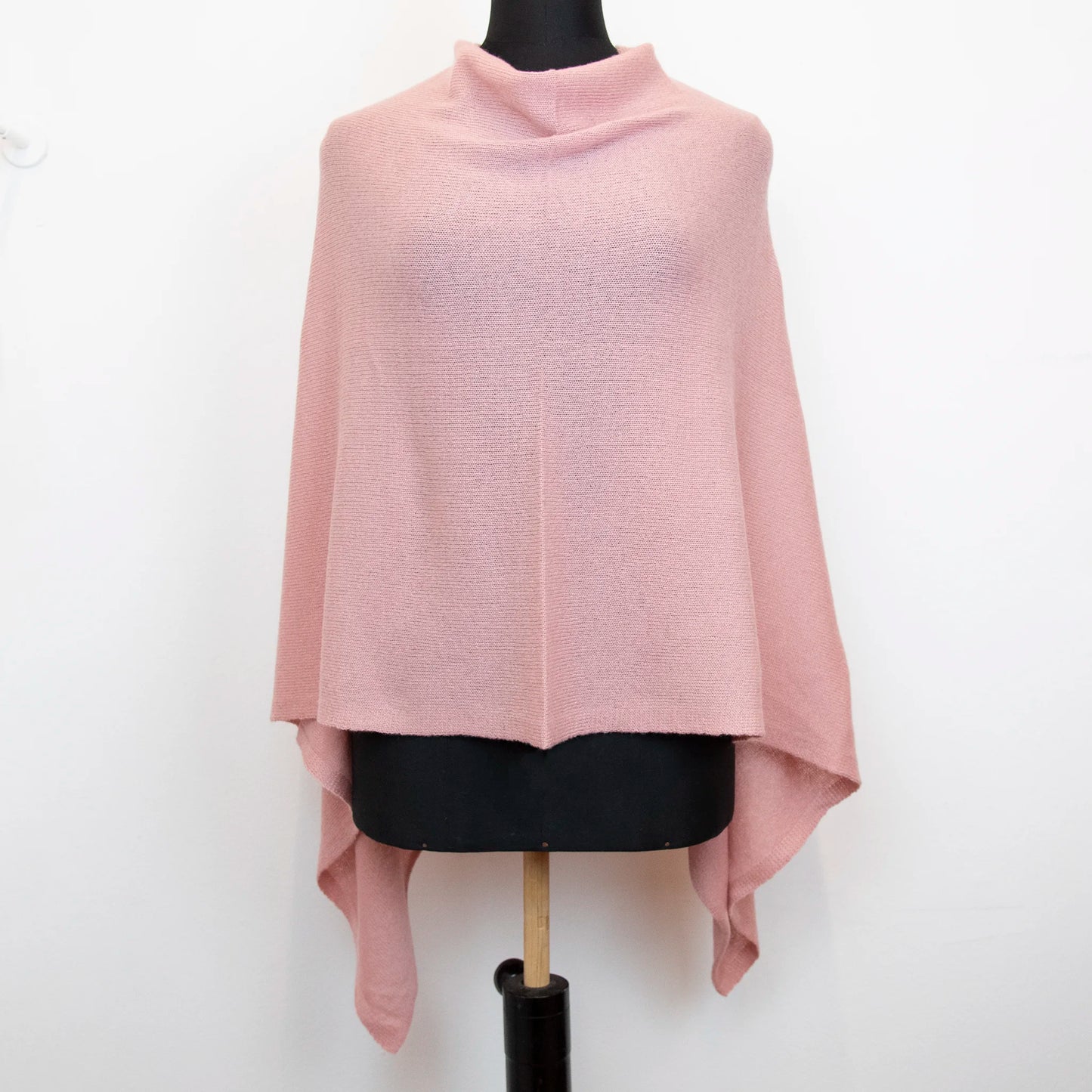 Mantellina in 100% cashmere rosa, Made in Italy, praticità e comfort con tre diverse vestibilità per ogni esigenza.