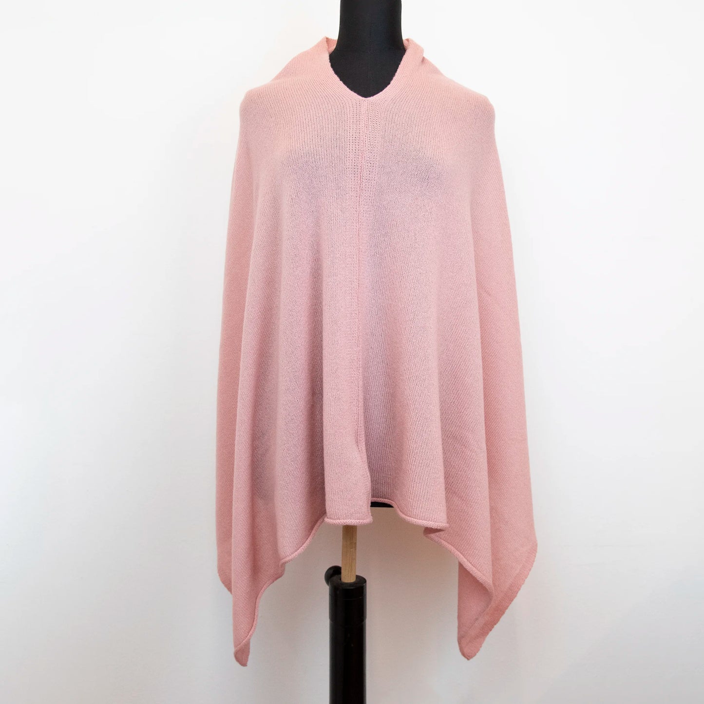 Mantellina in 100% cashmere rosa, Made in Italy, praticità e comfort con tre diverse vestibilità per ogni esigenza.