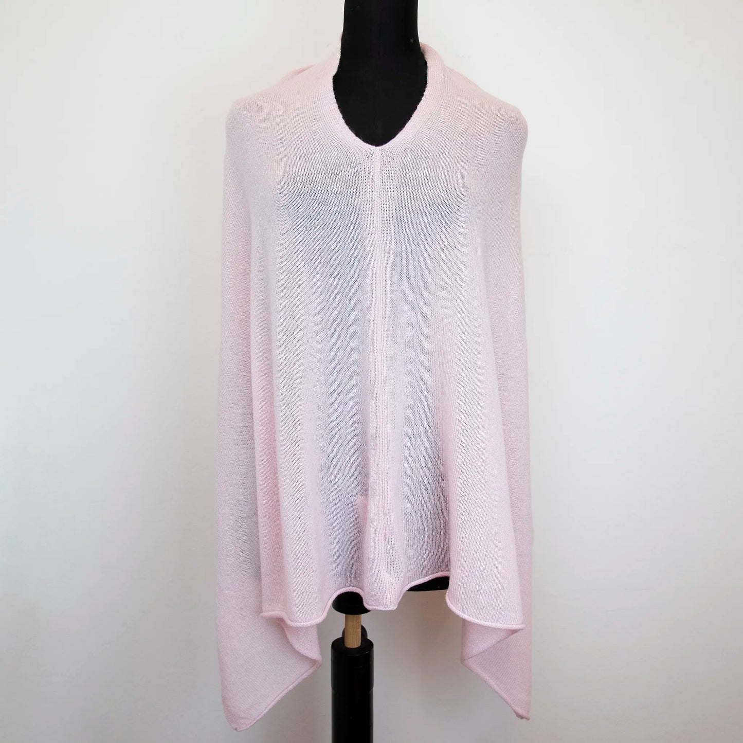 Mantellina in 100% cashmere rosa, Made in Italy, praticità e comfort con tre diverse vestibilità per ogni esigenza.