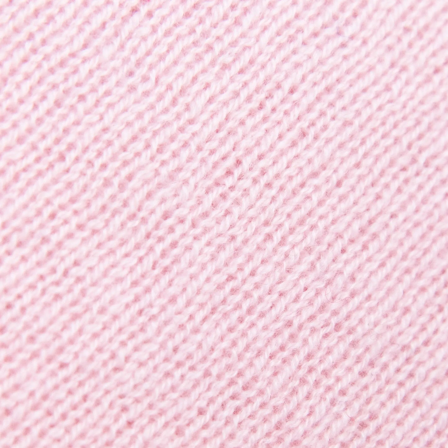 Dettagli e texture tessuto della mantellina in 100% cashmere rosa, Made in Italy, praticità e comfort con tre diverse vestibilità per ogni esigenza.