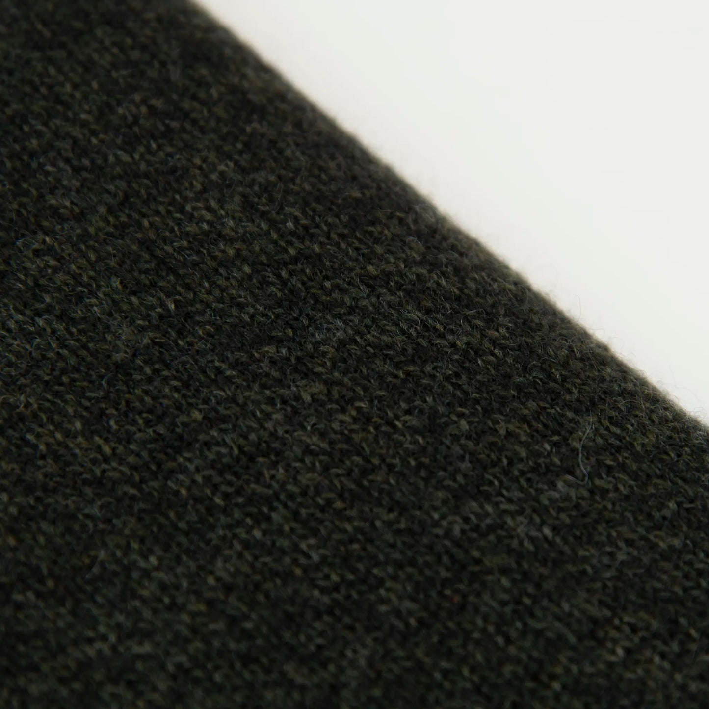 Dettaglio e texture tessuto della mantellina in 100% cashmere verde, Made in Italy, pratica e confortevole, con tre diverse vestibilità per adattarsi a ogni occasione.
