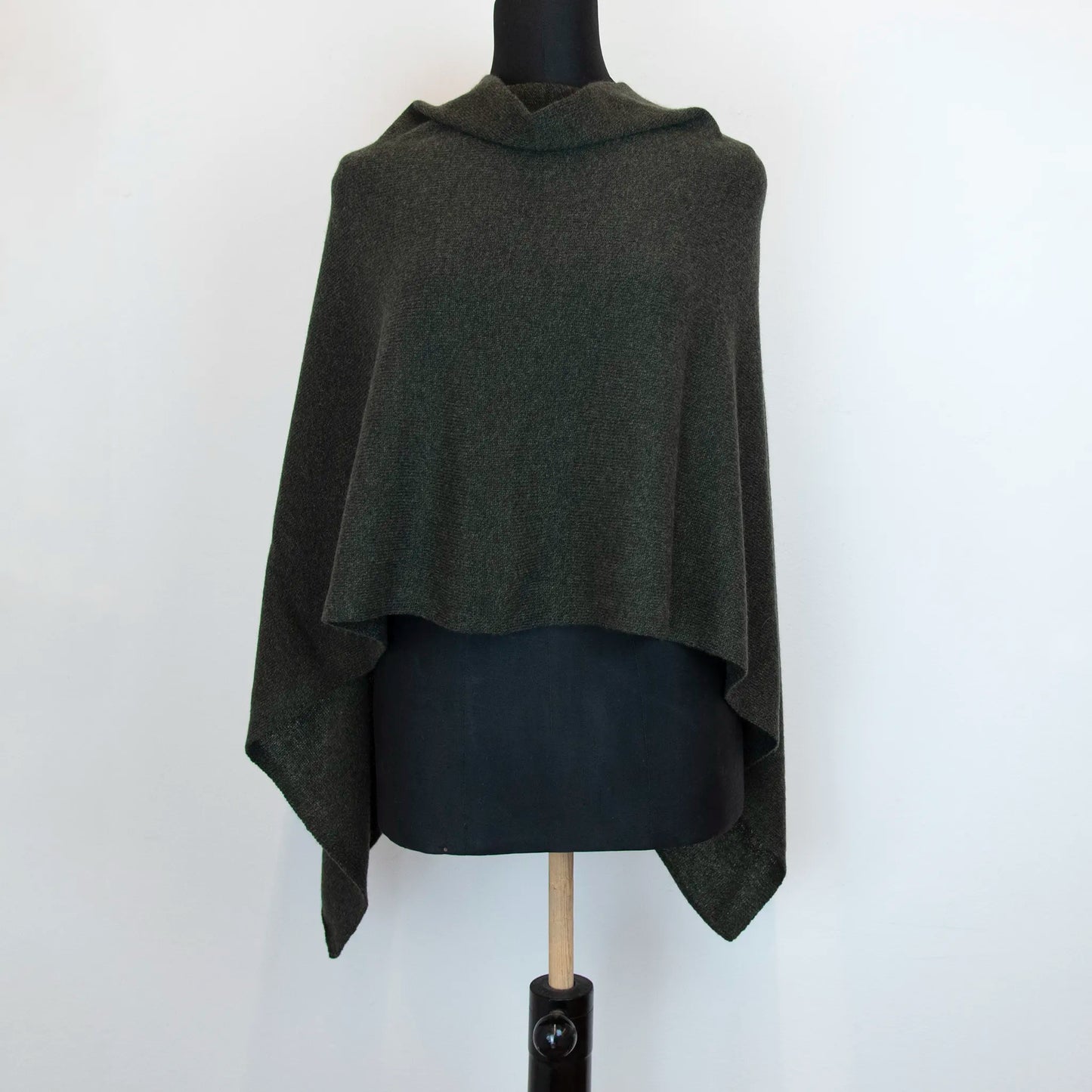 Mantellina in 100% cashmere verde, Made in Italy, pratica e confortevole, con tre diverse vestibilità per adattarsi a ogni occasione.