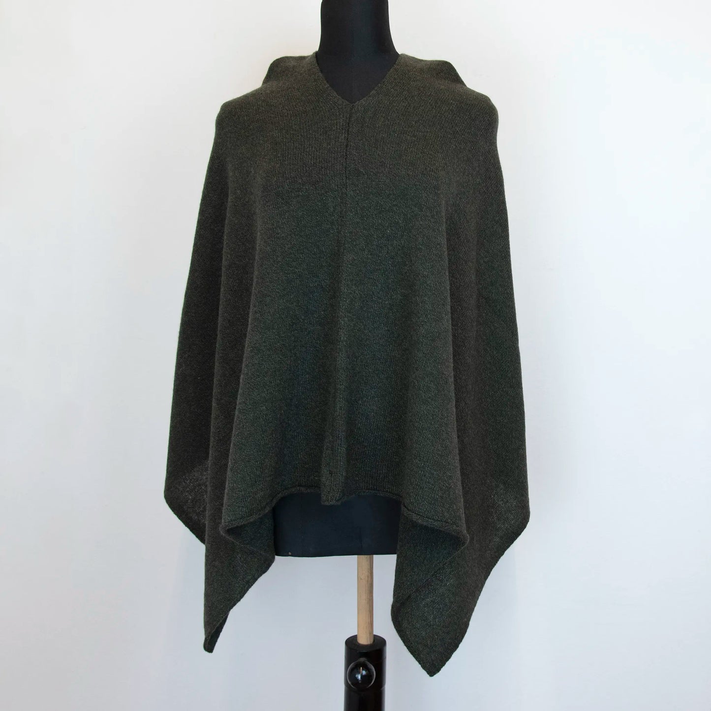 Mantellina in 100% cashmere verde, Made in Italy, pratica e confortevole, con tre diverse vestibilità per adattarsi a ogni occasione.