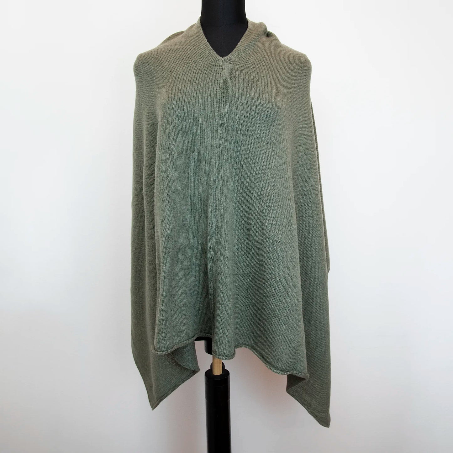 Mantellina in 100% cashmere verde, Made in Italy, praticità e comfort con tre diverse vestibilità per ogni esigenza.