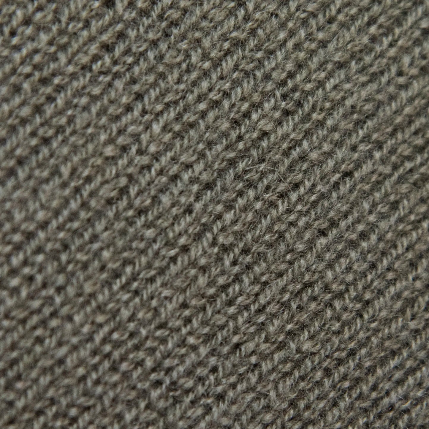 Dettagli e texture tessuto della Mantellina in 100% cashmere verde, Made in Italy, praticità e comfort con tre diverse vestibilità per ogni esigenza.