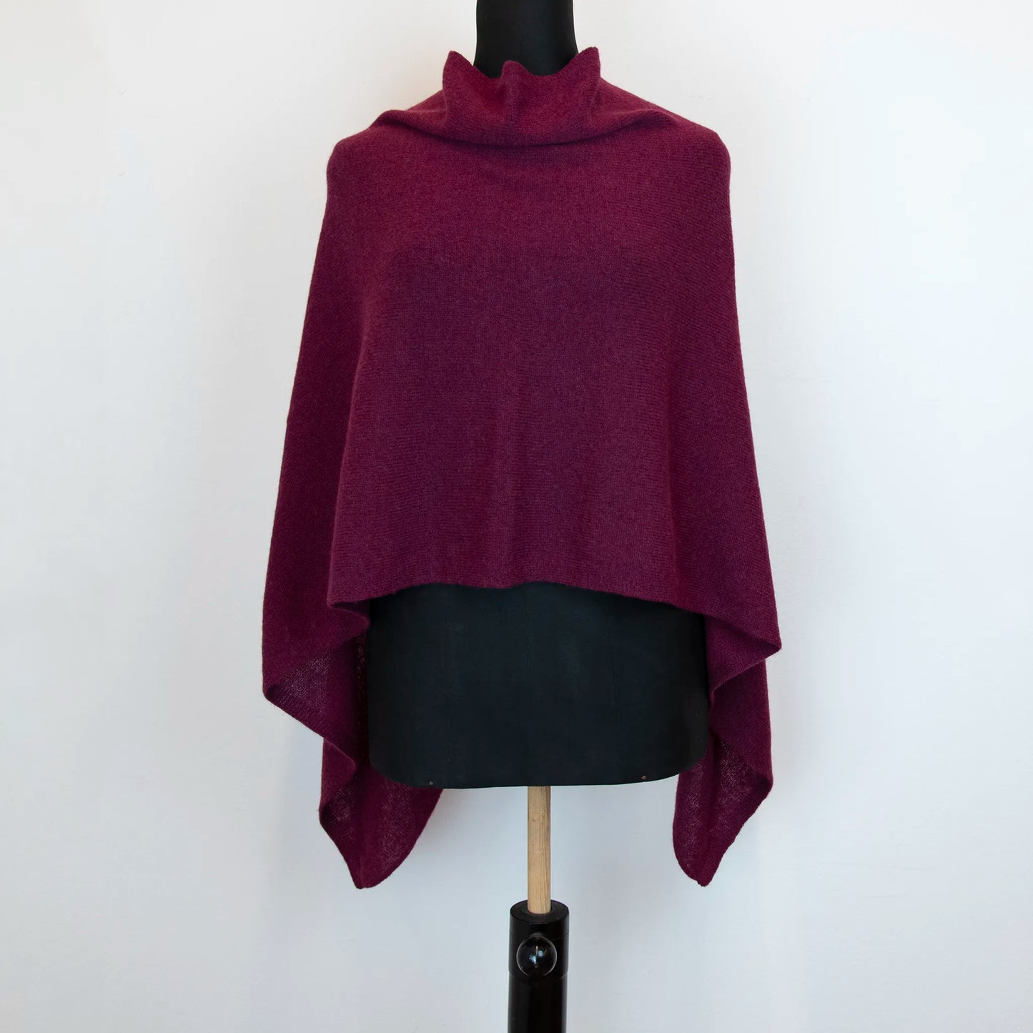 Mantellina in 100% cashmere viola, Made in Italy, praticità e comfort con tre diverse vestibilità per ogni esigenza.