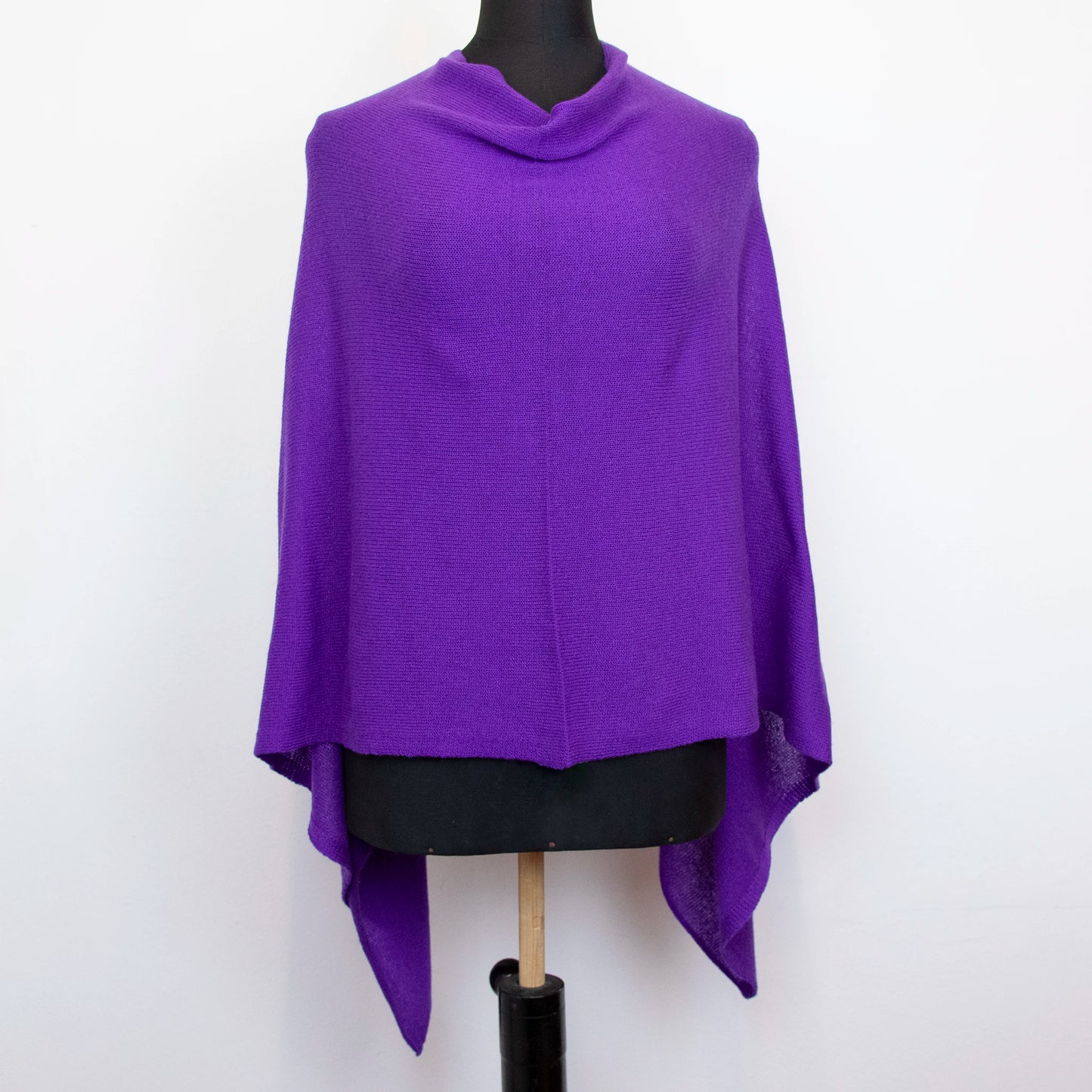 Mantellina in 100% cashmere viola, Made in Italy, praticità e comfort con tre diverse vestibilità per ogni esigenza.