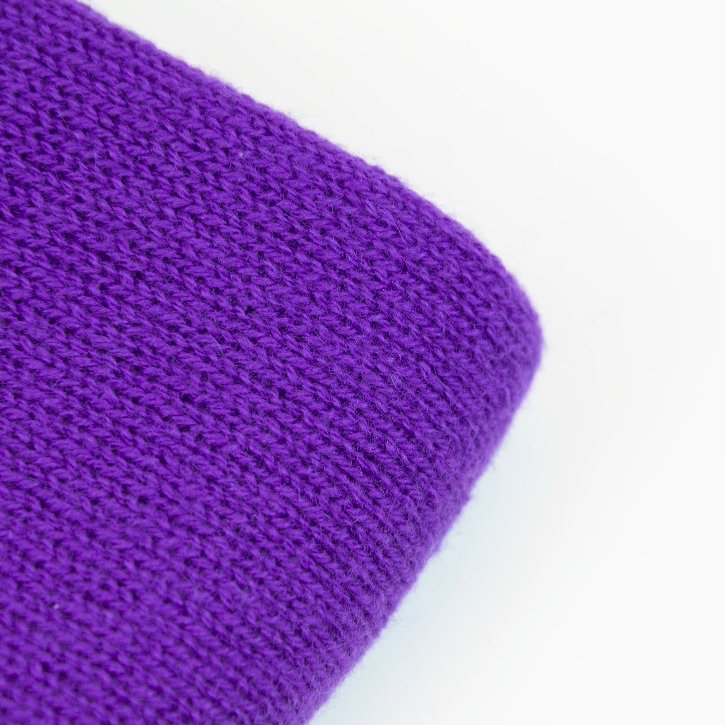 Dettaglio e texture tessuto della Mantellina in 100% cashmere viola, Made in Italy, praticità e comfort con tre diverse vestibilità per ogni esigenza.