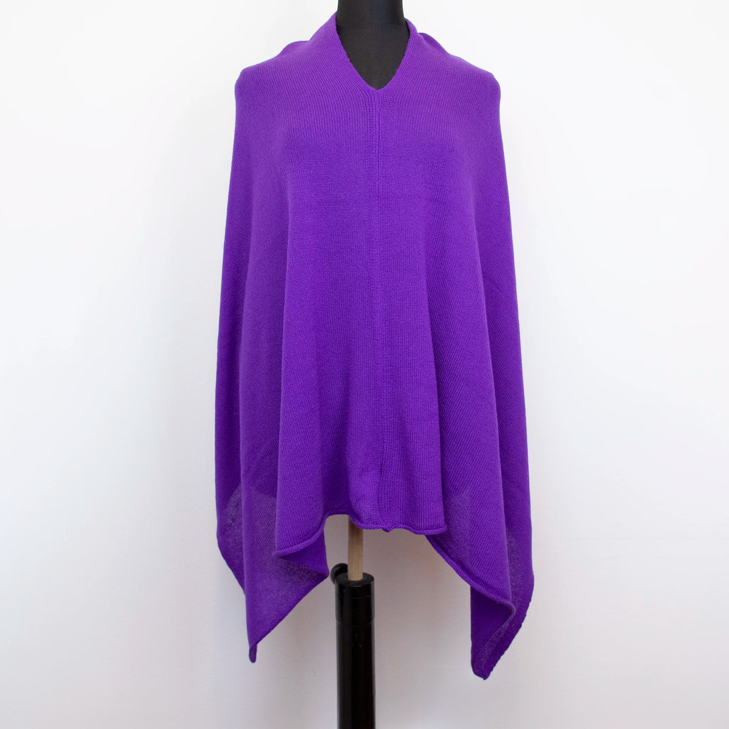Mantellina in 100% cashmere viola, Made in Italy, praticità e comfort con tre diverse vestibilità per ogni esigenza.