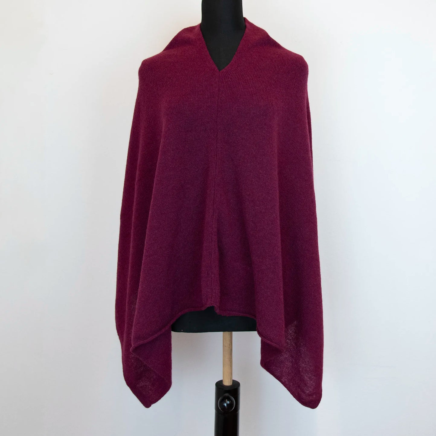 Mantellina in 100% cashmere viola, Made in Italy, praticità e comfort con tre diverse vestibilità per ogni esigenza.