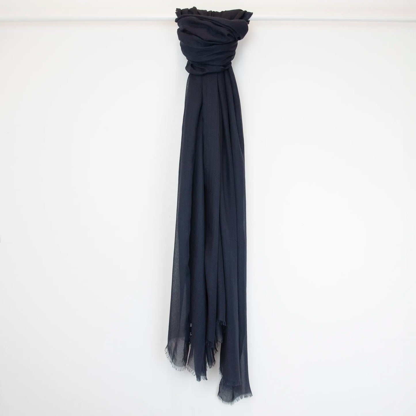 Pashmina in 100% cashmere blu a tessitura twill, pregiata manifattura Made in Italy, sottile ed elegante adatta a ogni stagione.