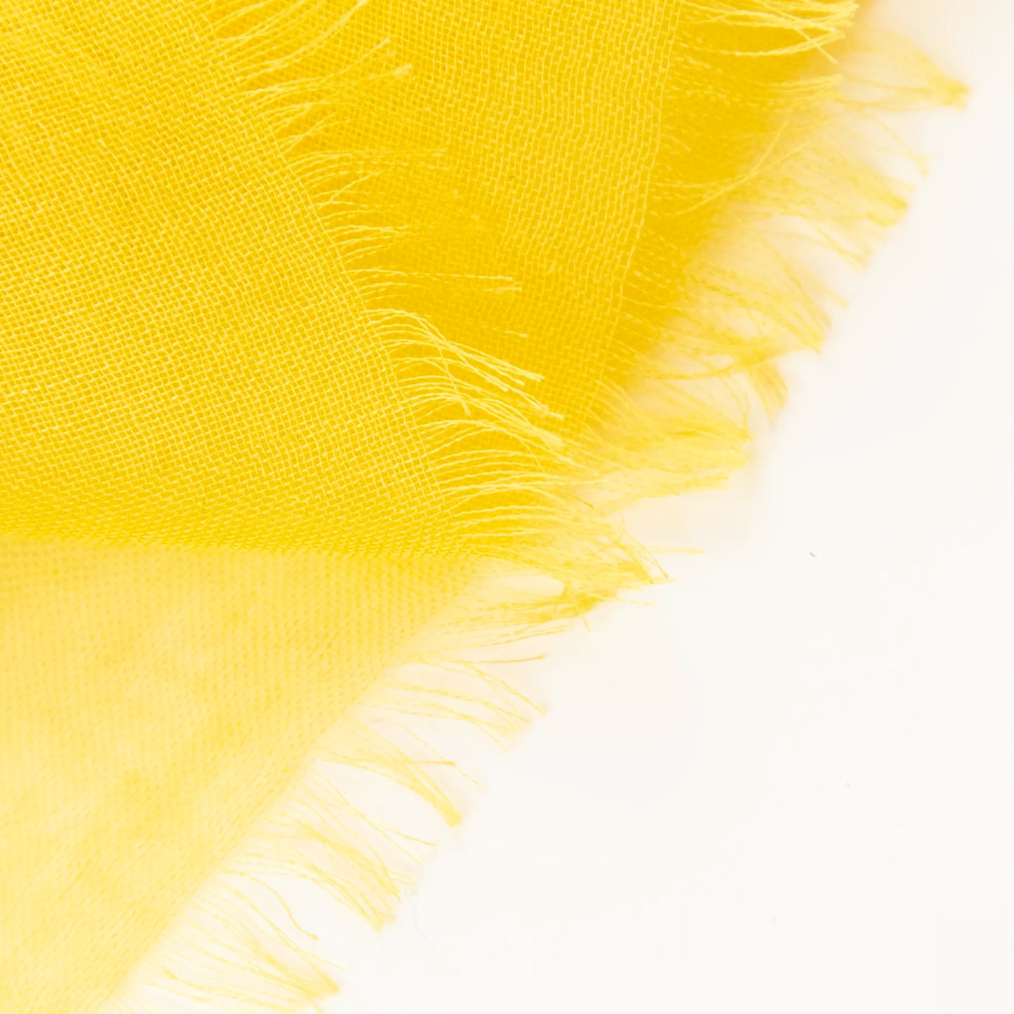 Dettagli e texture della Pashmina in cashmere e modal gialla a tessitura twill, pregiata manifattura Made in Italy, sottile ed elegante adatta a ogni stagione.
